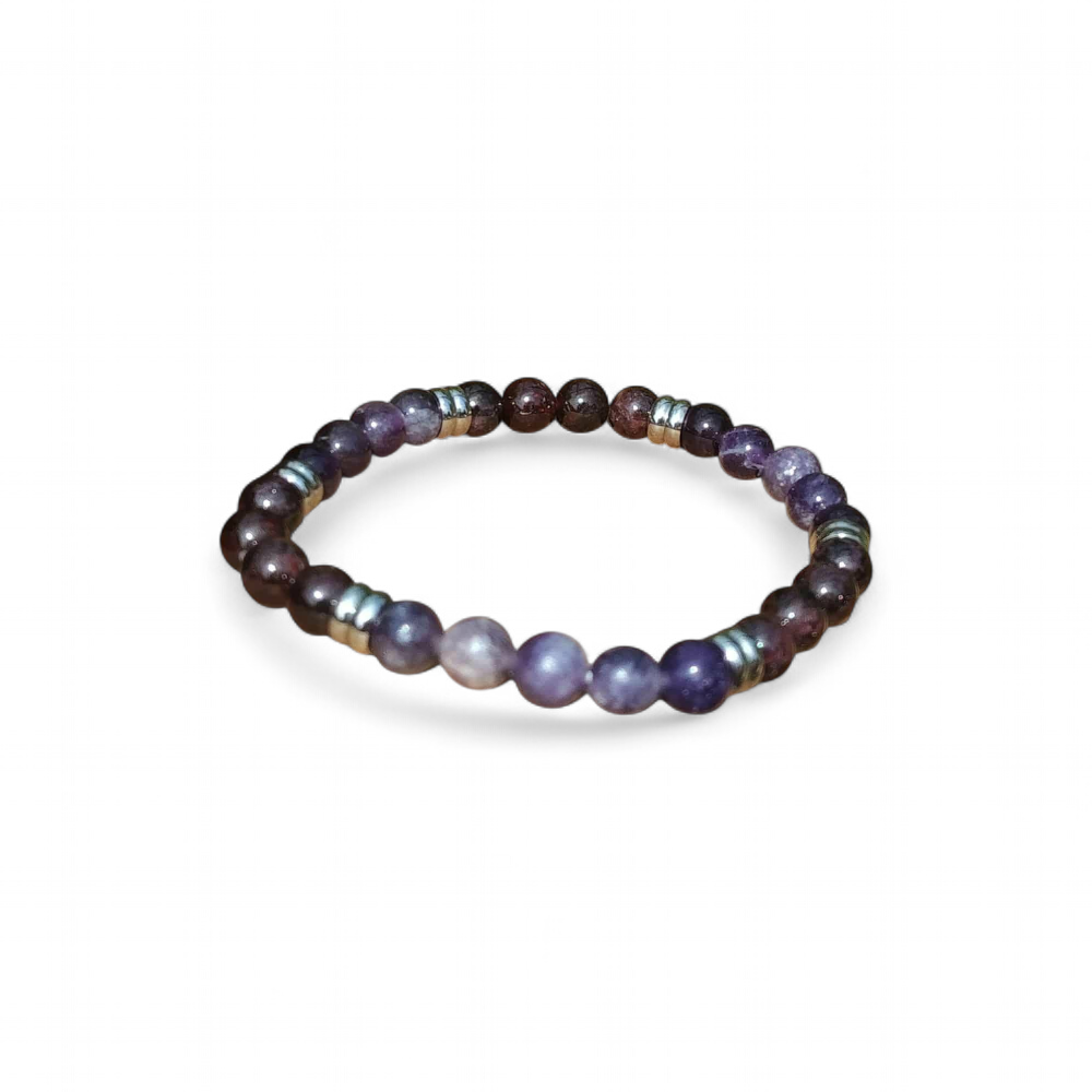 Bracelet Cauchemar sur fond blanc, perles violettes sur élastique, bijou en pierre naturelle pour calme intérieur, stabilité et confiance