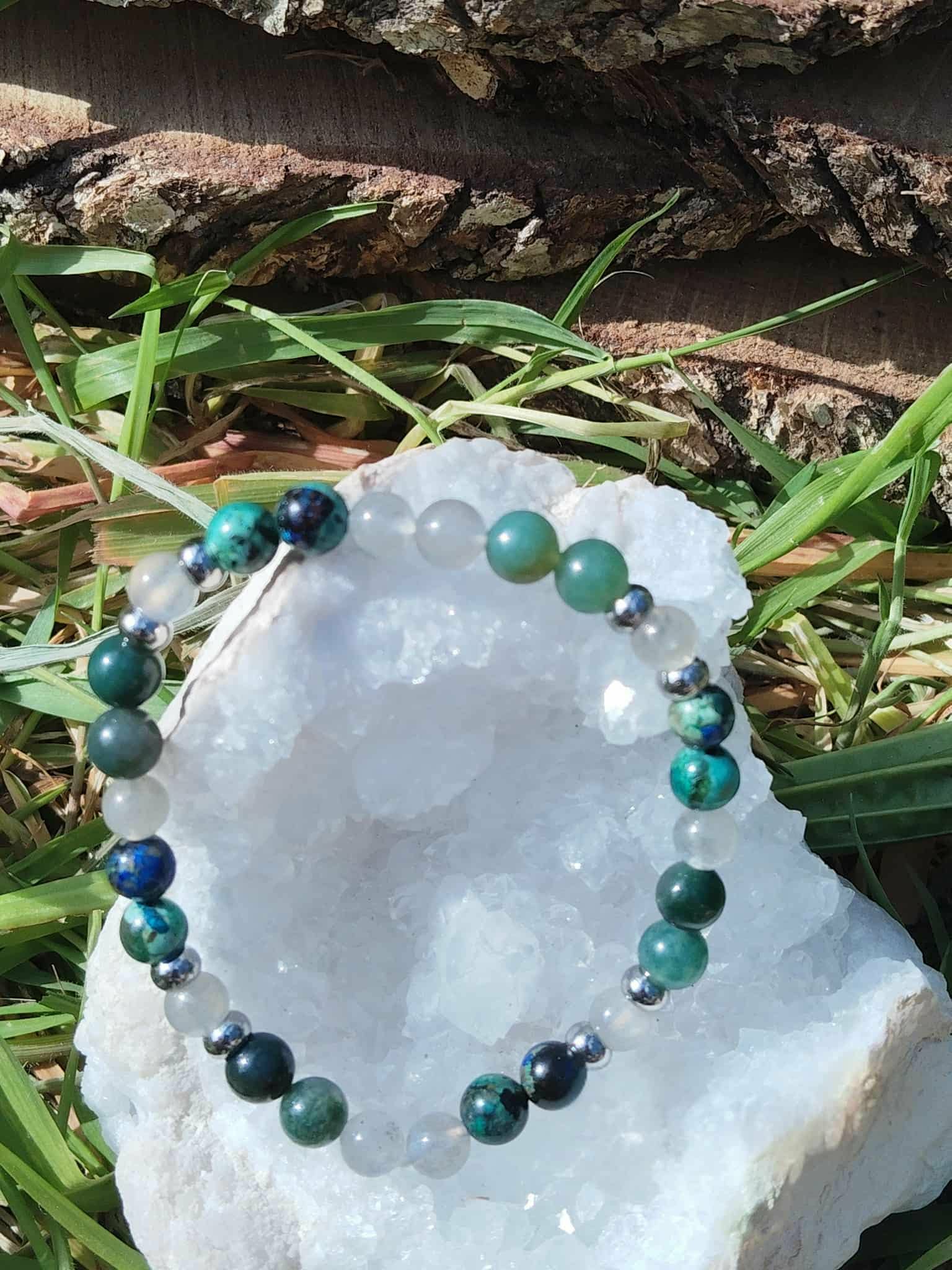Bracelet Éveil spirituel sur pierre blanche avec herbes vertes et écorce, bijou en pierre naturelle pour intuition claire et harmonisation émotionnelle