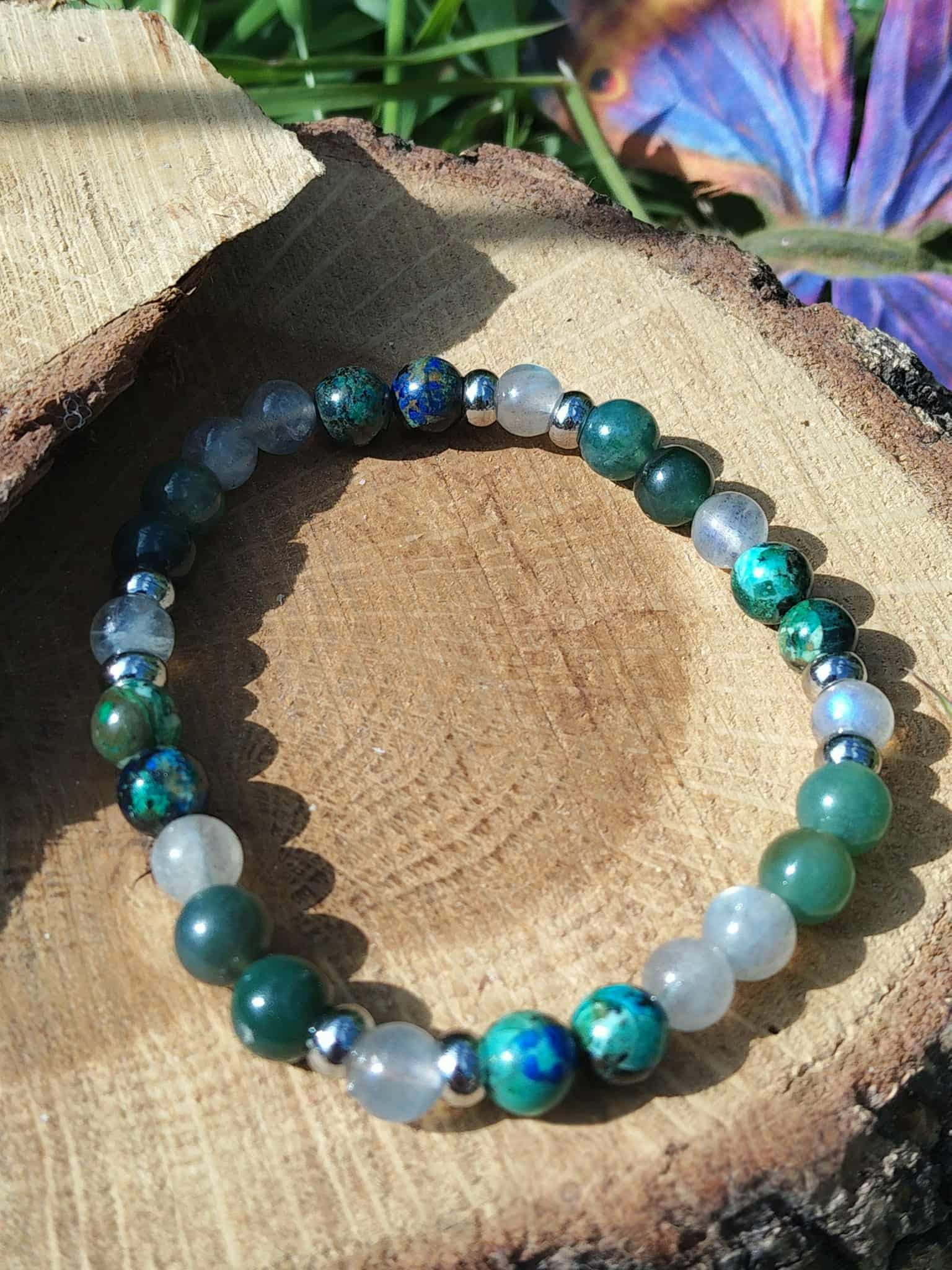 Bracelet Éveil spirituel en azurite, labradorite et agate mousse sur rondin de bois avec feuillage vert, ancrage doux, vision intérieure et calme."