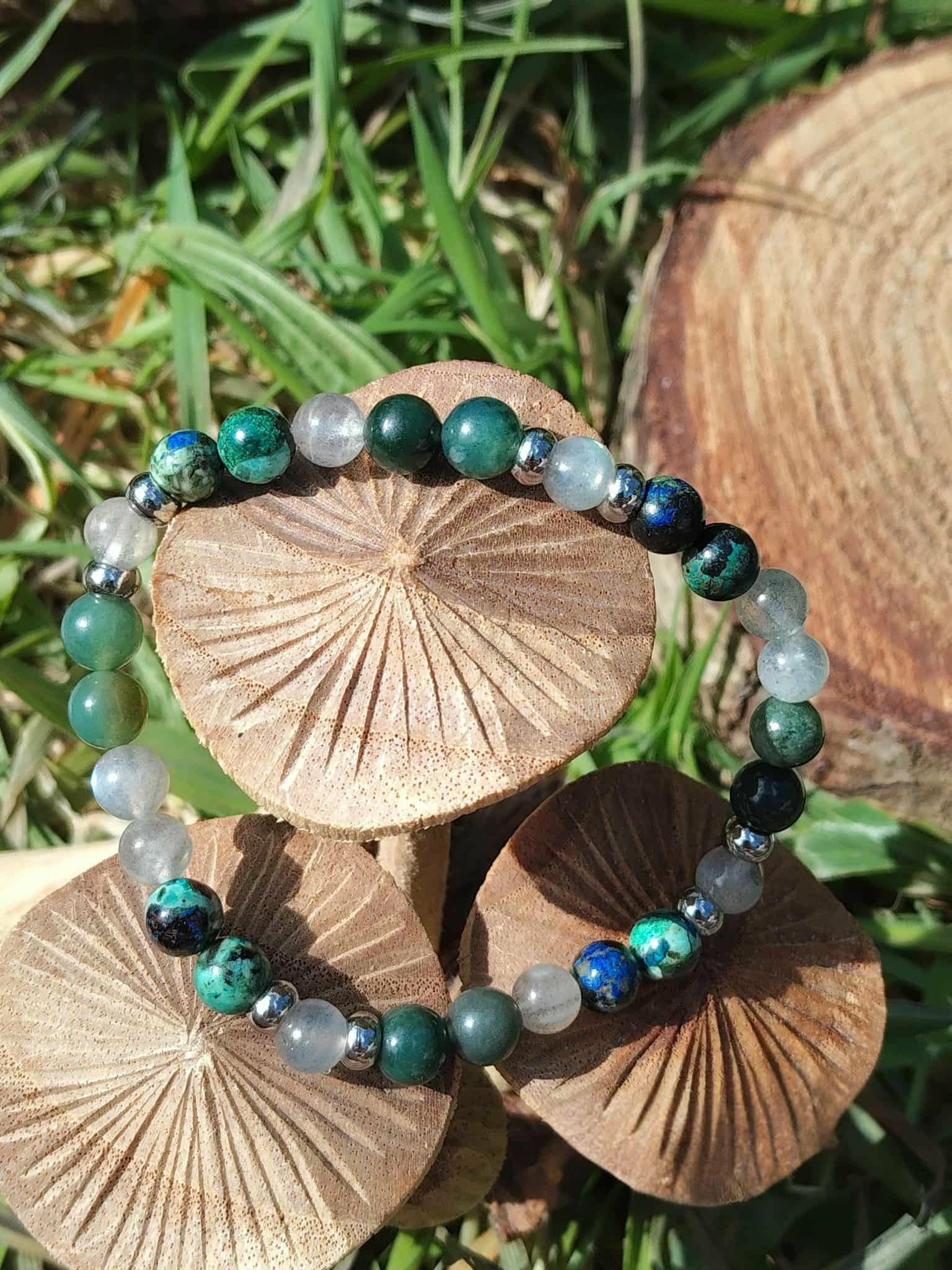 Bracelet en pierres naturelles azurite, labradorite et agate mousse sur décor nature avec champignons en bois, harmonie intérieure et intuition apaisée