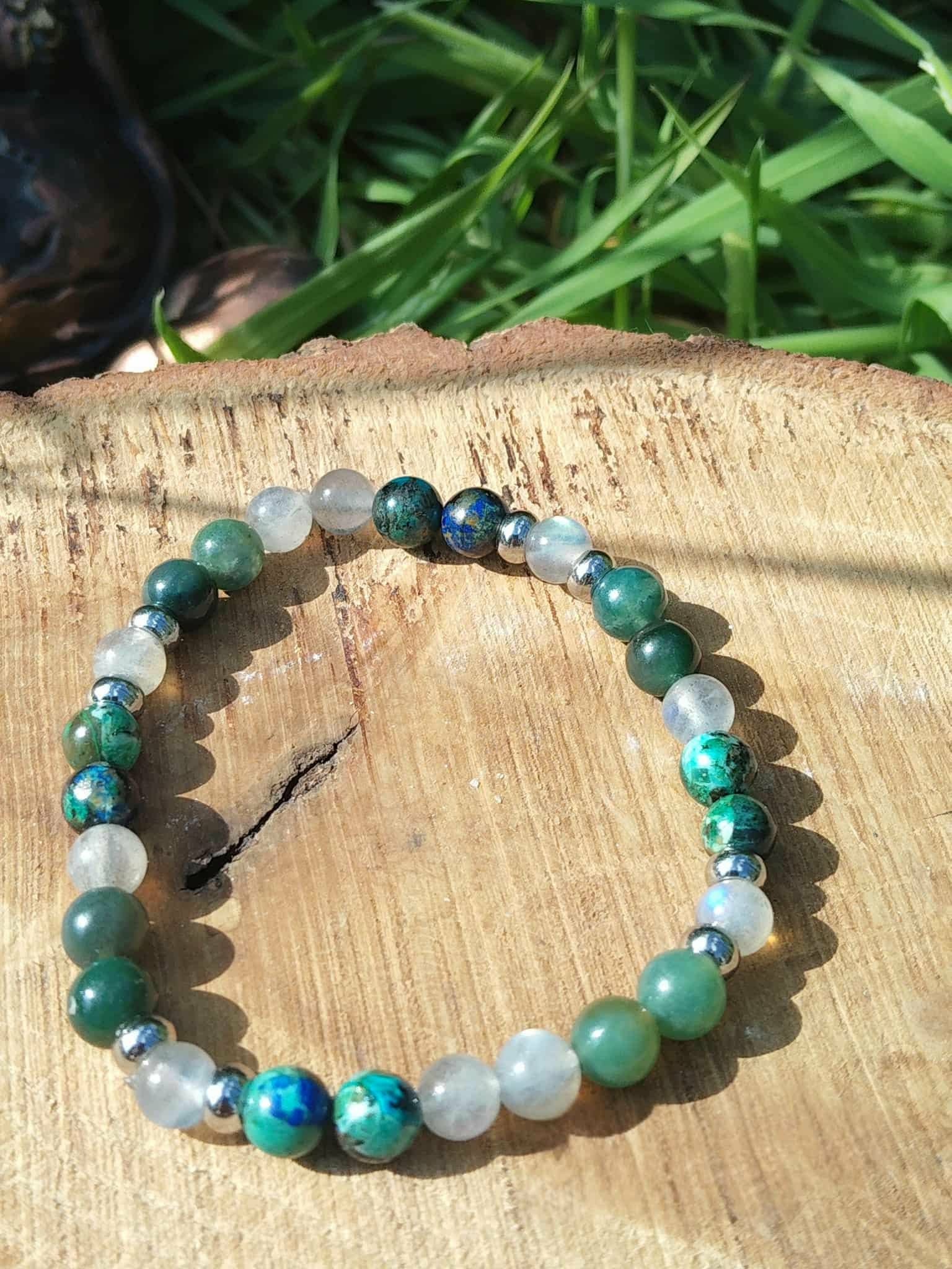 Bracelet Éveil spirituel sur bois clair avec feuillage vert, perles polies 6 mm pour recul, finesse perceptive et stabilité intérieure