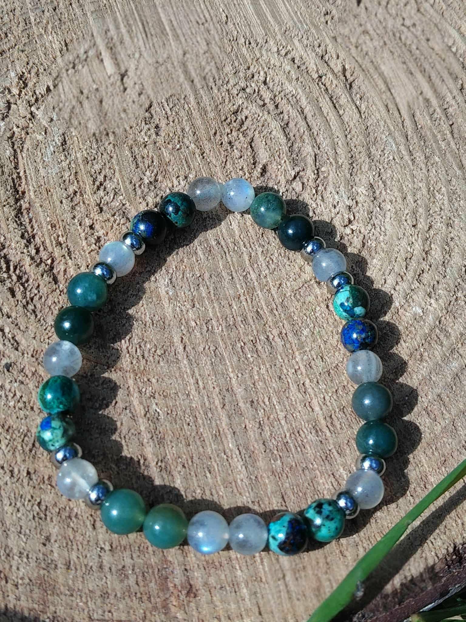 Bracelet azurite, labradorite et agate mousse sur bois texturé avec brin végétal, clarté mentale, recentrage et équilibre émotionnel