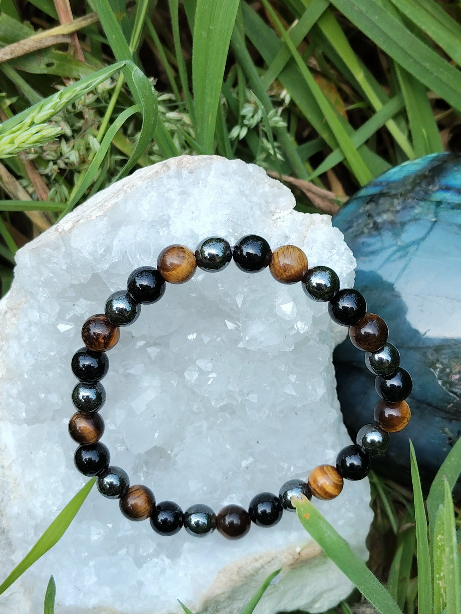 Bracelet 3 protections 6 mm sur galet blanc avec plantes vertes, trio obsidienne, œil de tigre et hématite pour force intérieure et enracinement