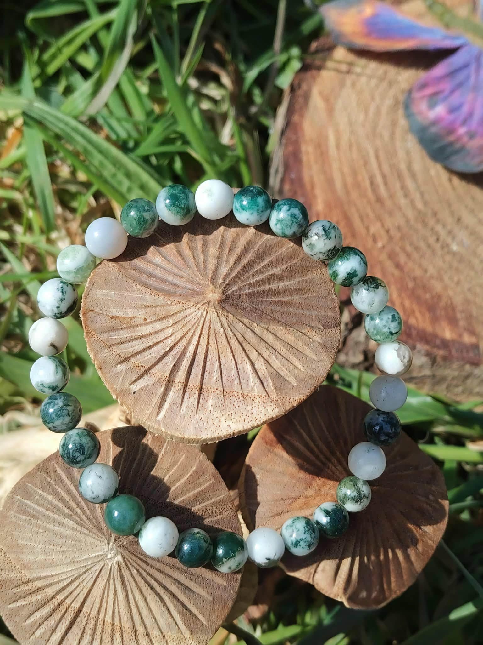 Bracelet Agate Arbre 6 mm sur rondins et herbes, perles vert mousse et blanches, sérénité profonde et souplesse émotionnelle