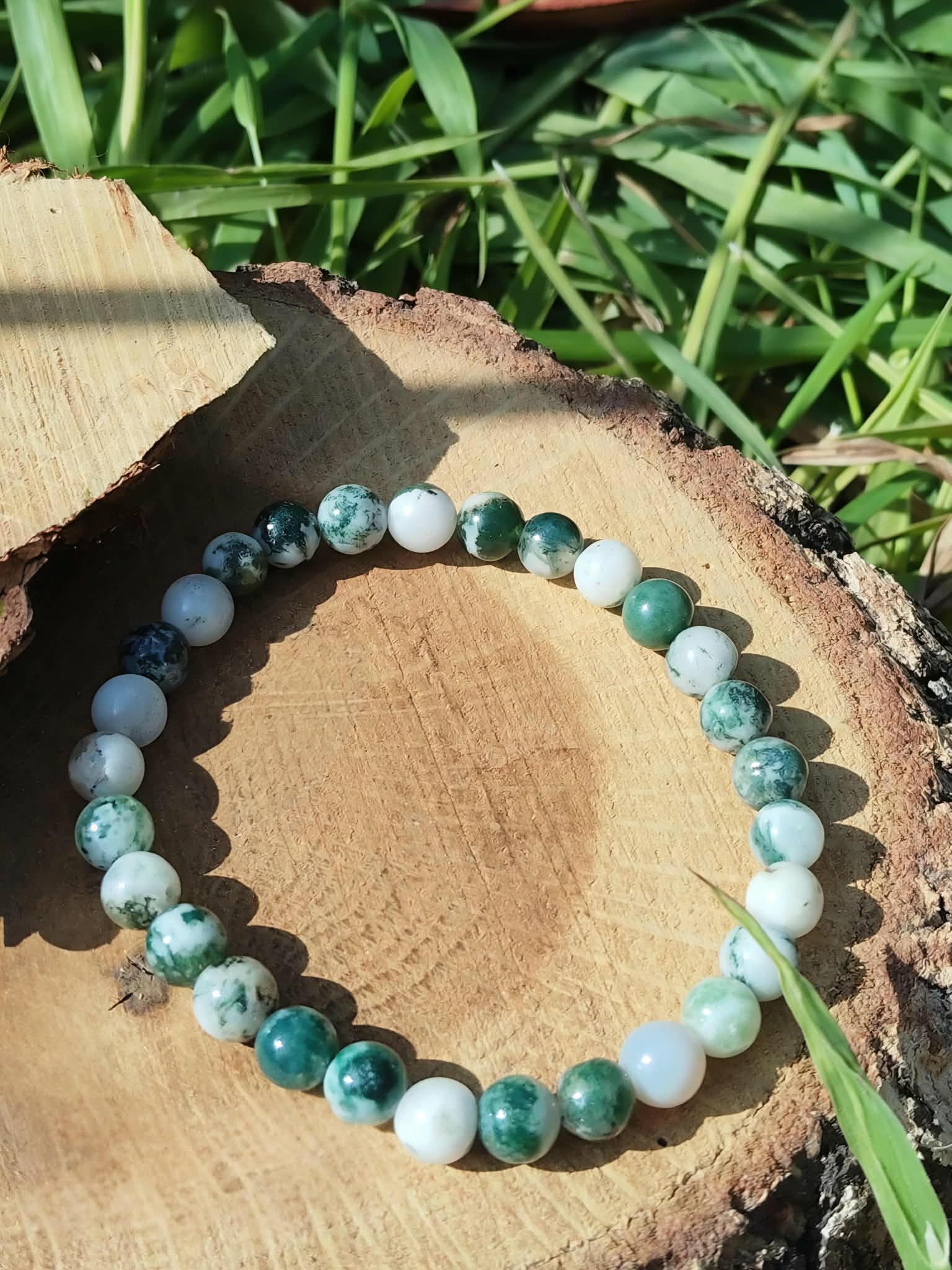 Bracelet Agate Arbre 6 mm sur rondin de bois avec herbes, perles naturelles vert mousse et blanches, recentrage et lien à la nature.