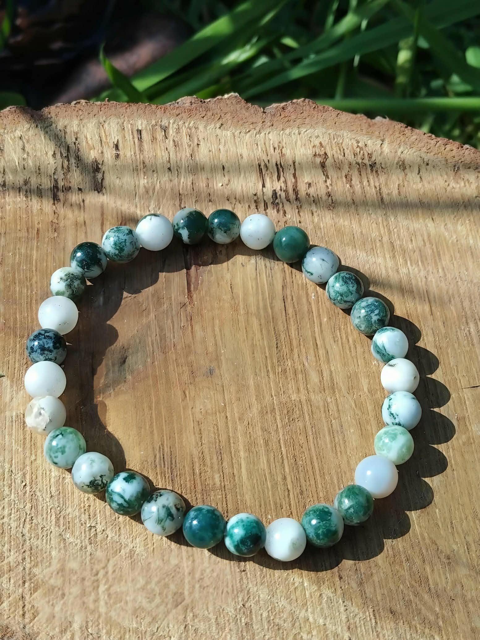 Bracelet Agate Arbre 6 mm sur liège avec feuillage, perles vert mousse et blanches, enracinement paisible et stabilité intérieure