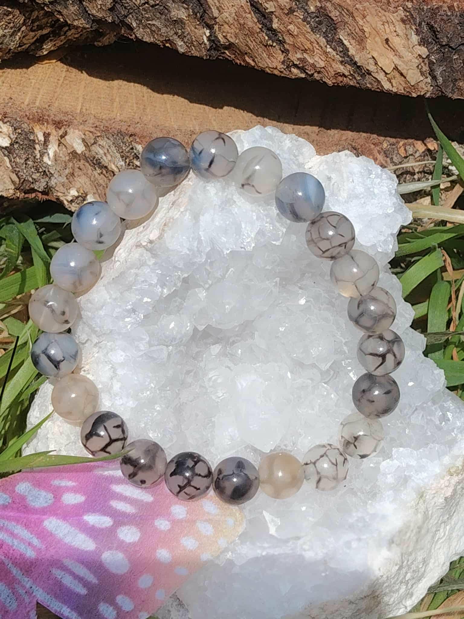 Bracelet Agate Veine de Dragon 8 mm teintée sur amas de quartz blanc, décor bois et feuillage, ancrage et stabilité