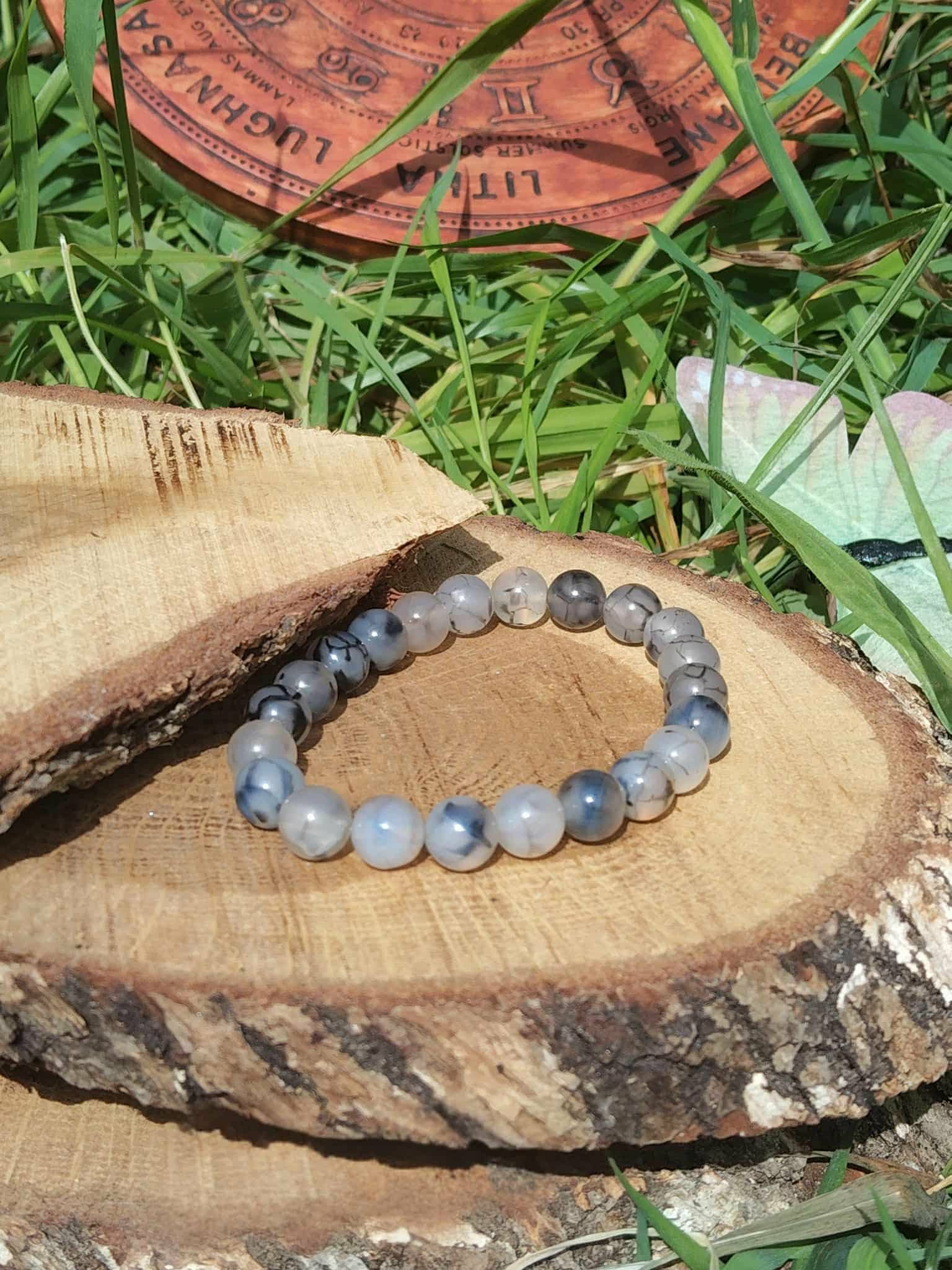 Bracelet Agate Veine de Dragon 8 mm teintée sur rondin texturé, mise en scène naturelle, volonté douce et solidité intérieure