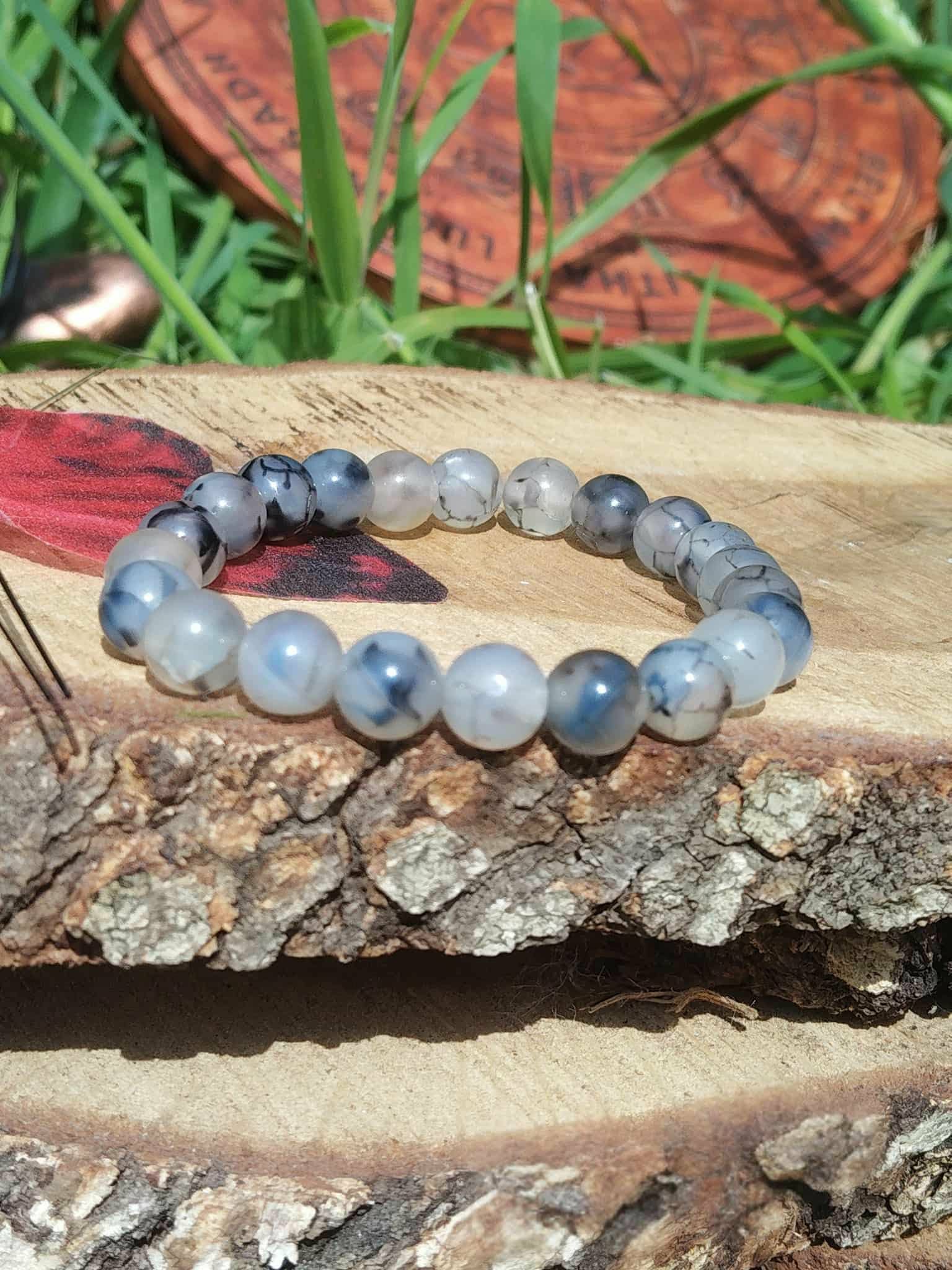 Bracelet en perles Agate Veine de Dragon 8 mm teintée sur bois brut, ambiance forêt, assurance tranquille et protection intérieure