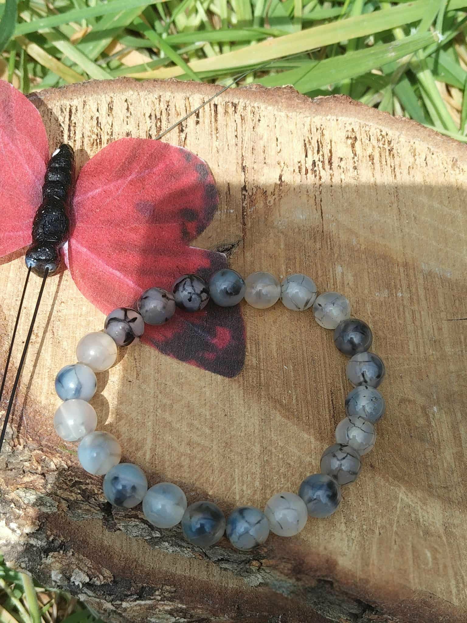 Bracelet Agate Veine de Dragon 8 mm teintée en décor forestier avec bois et feuillage, calme intérieur et présence stable