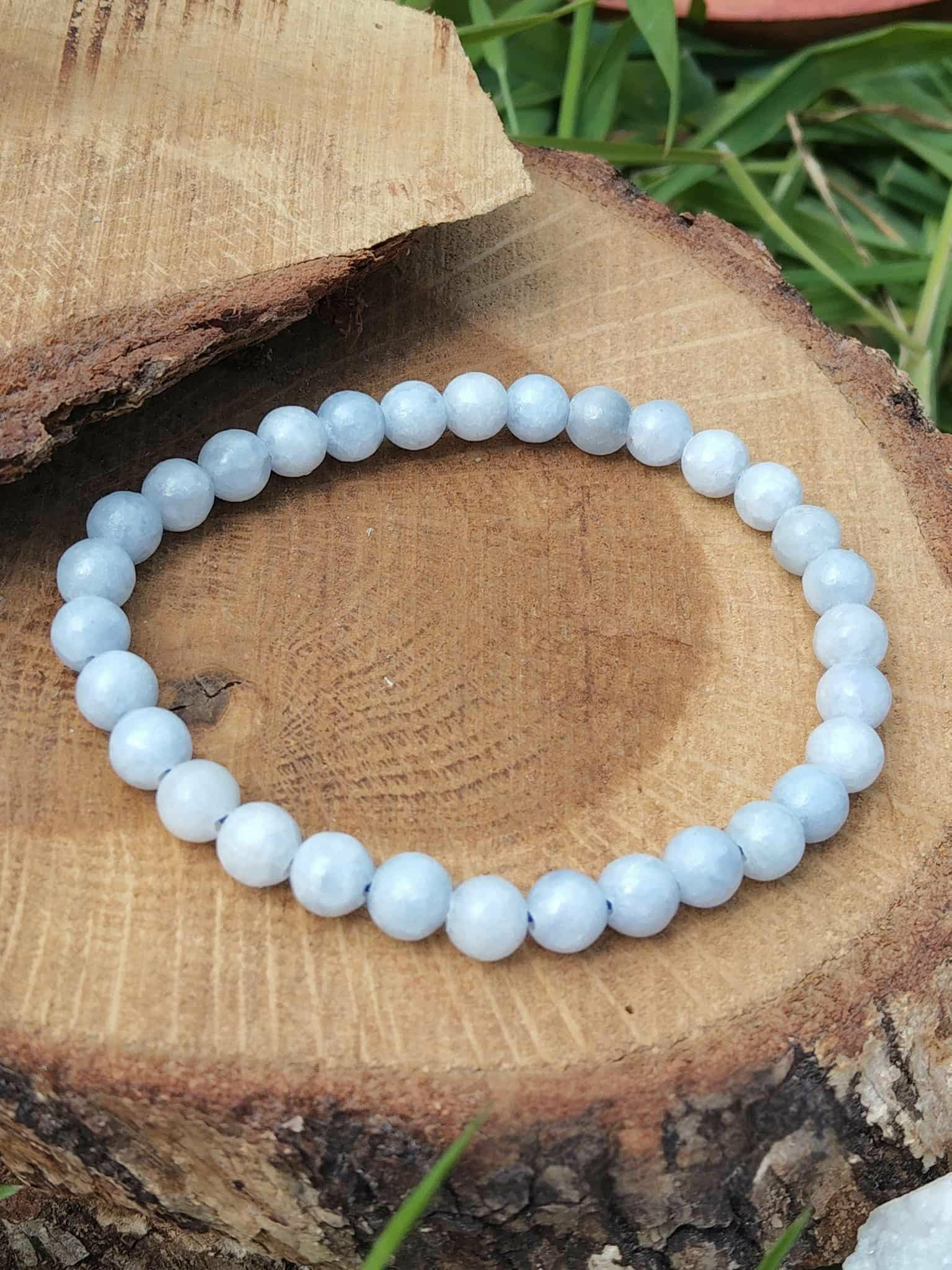 Bracelet célestine 6 mm sur rondin de bois avec feuillage vert, perles bleu ciel et bleu poudré, sérénité du mental et expression plus douce