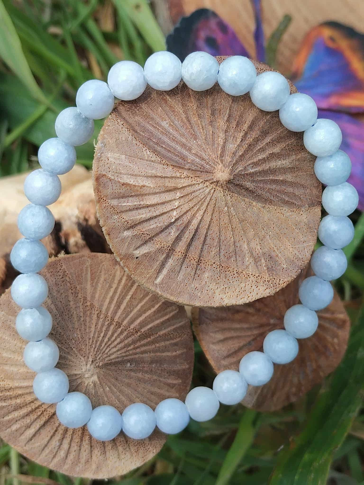 Bracelet célestine 6 mm sur décor champignons en bois avec feuillage, nuances bleu brume et blanc minéral, parole apaisée et détente intérieure