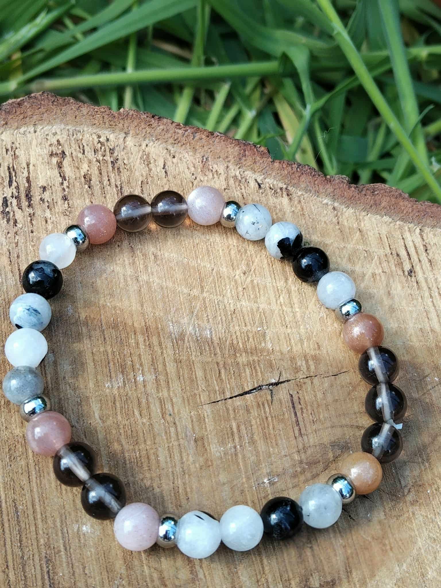Bracelet Deuil 6 mm sur rondins de bois avec feuillage vert, perles noires, blanches et rose pâle pour lâcher-prise, tendresse intérieure et paix du cœur