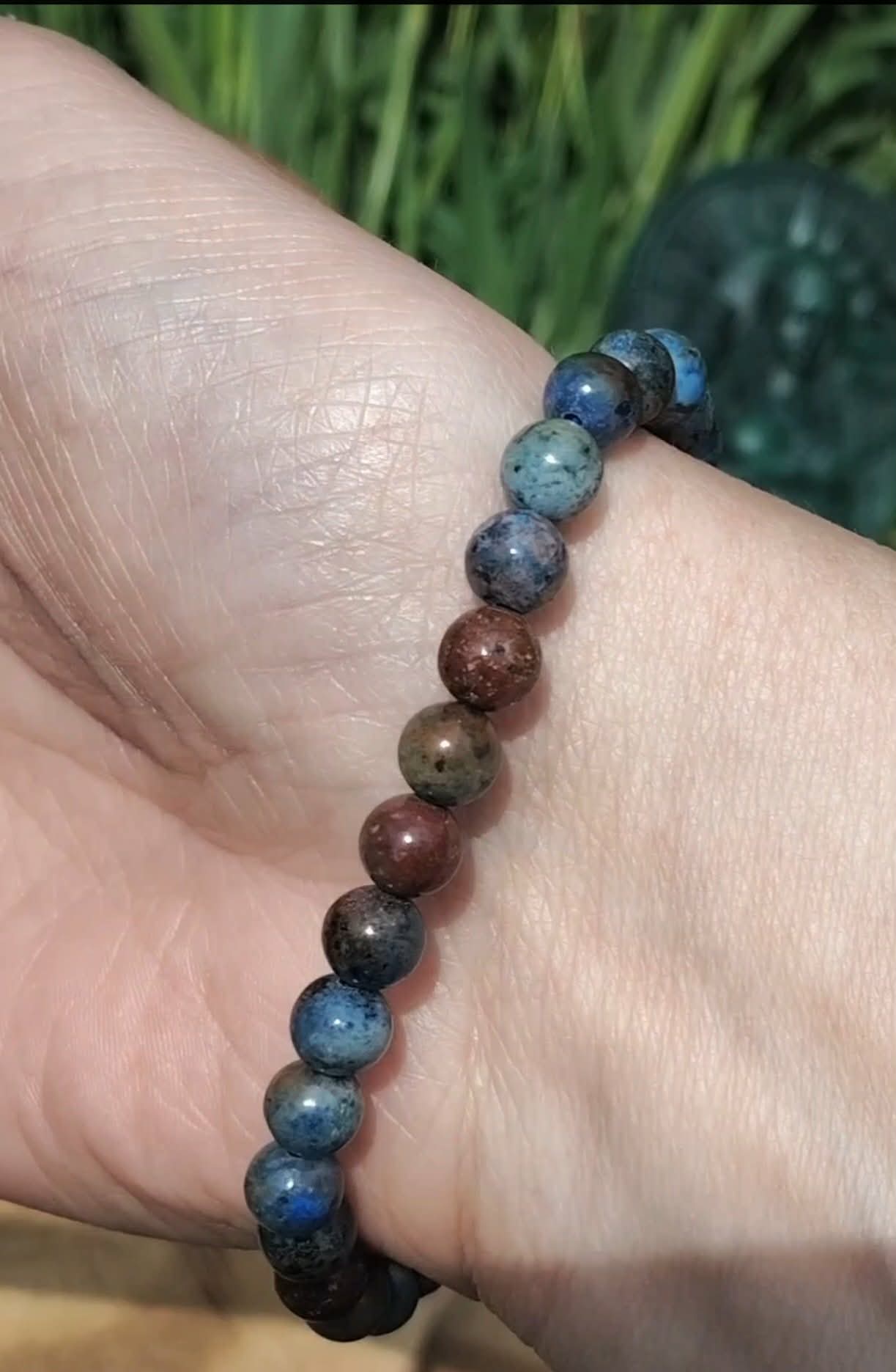 Bracelet dumortiérite 6 mm porté au poignet sur fond vert naturel, clarté d’esprit, parole plus posée et sensation d’alignement mental