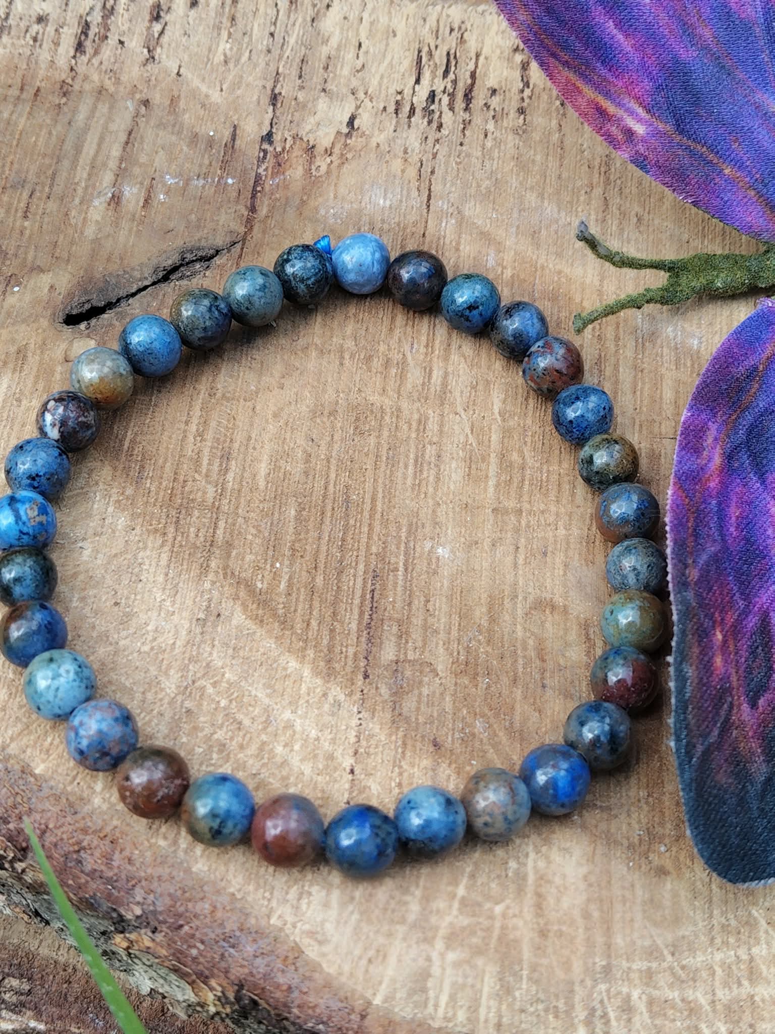 Bracelet dumortiérite 6 mm sur bois clair avec papillon violet, apaisement des pensées, attention soutenue et communication plus maîtrisée