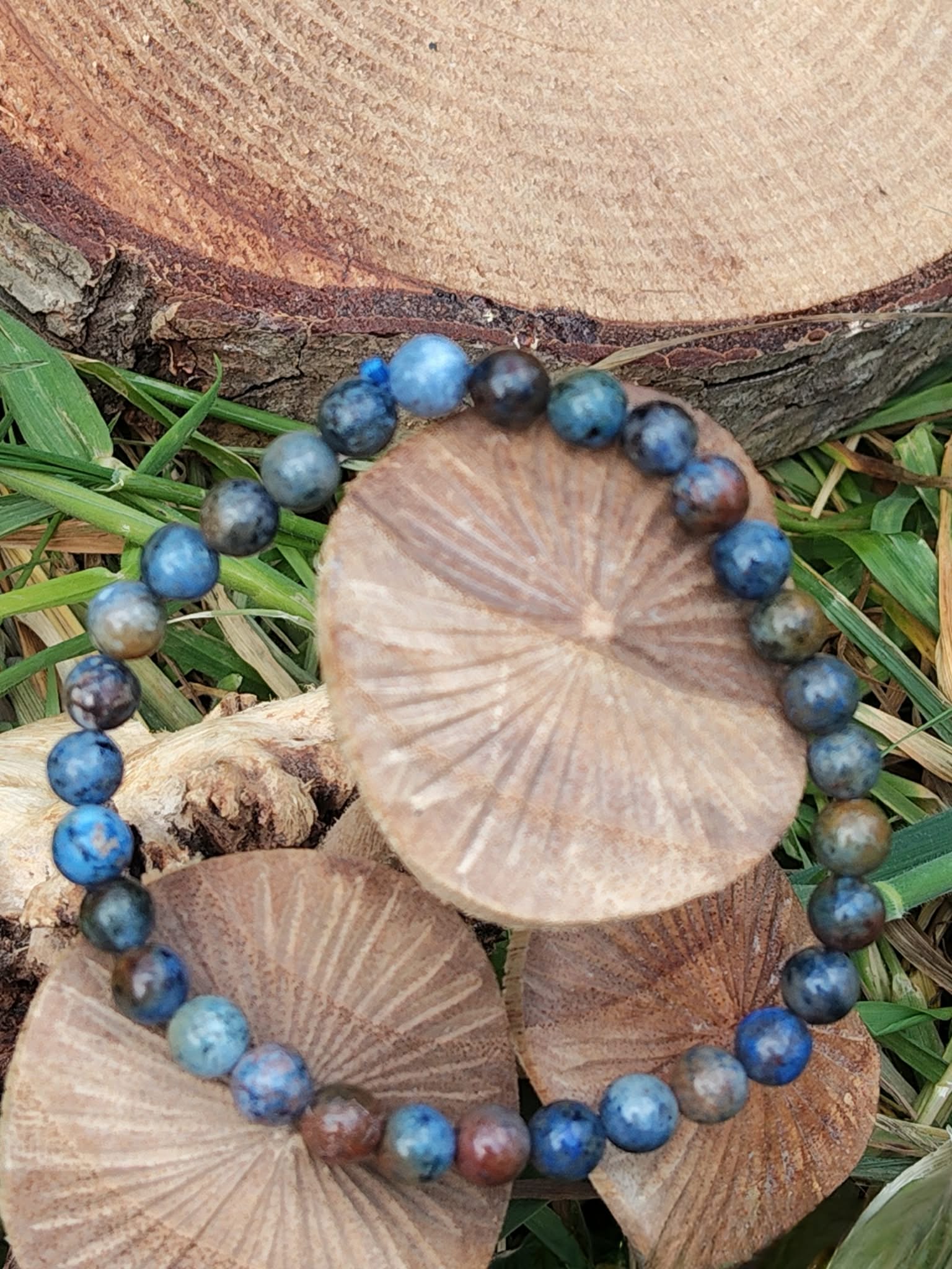 Bracelet dumortiérite 6 mm sur rondins de bois avec feuillage vert, perles naturelles pour calme du mental, organisation des idées et échange apaisé