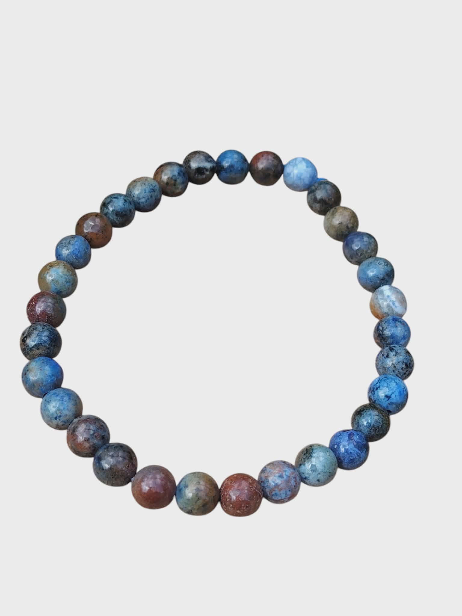 Bracelet dumortiérite sur fond blanc, perles 6 mm bleu nuit et anthracite pour recentrage, lucidité et meilleure tenue émotionnelle