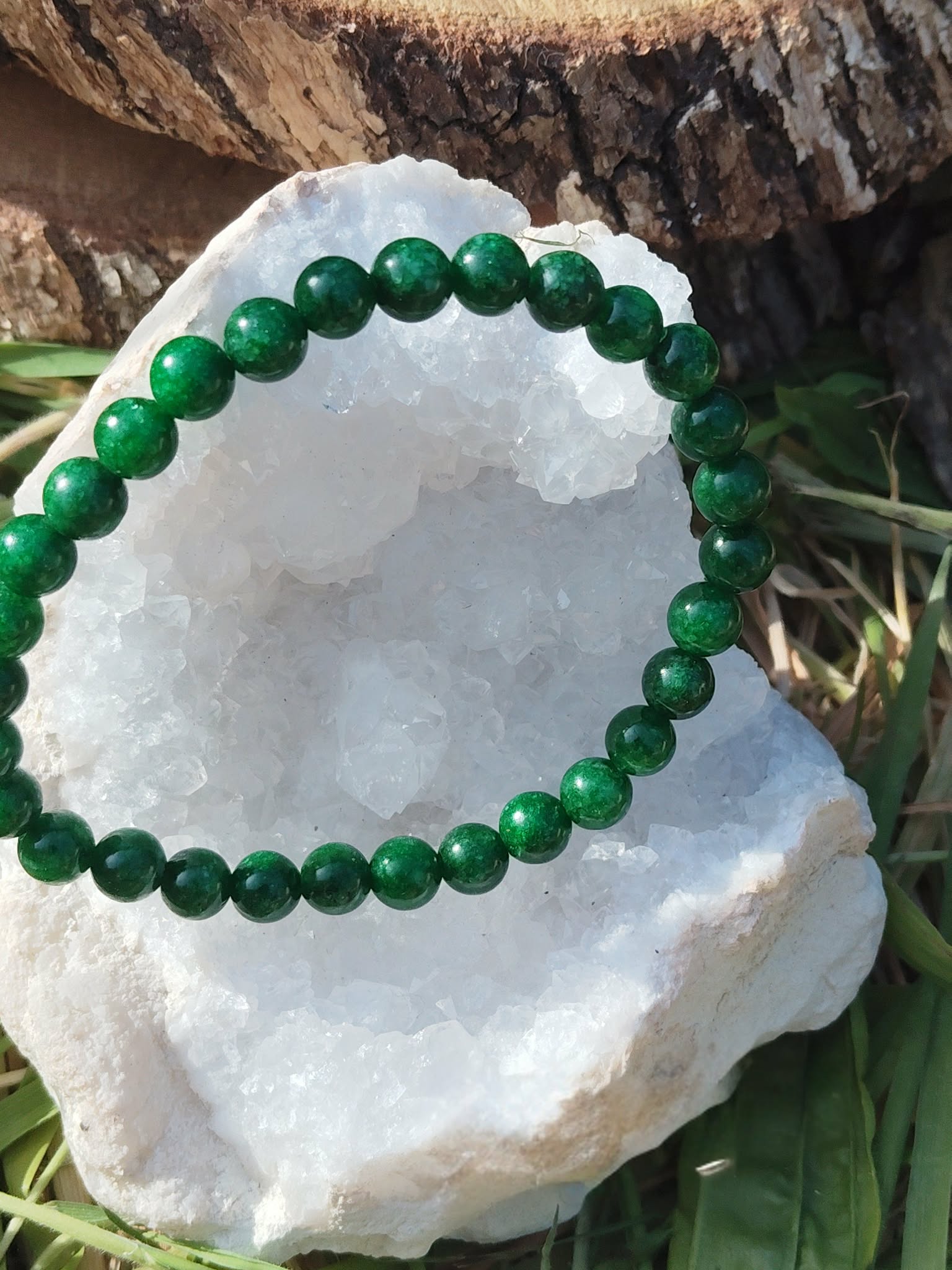 Bracelet jade africain 6 mm sur amas de quartz, perles vert intense aux nuances marbrées pour centrage intérieur, assurance et sérénité