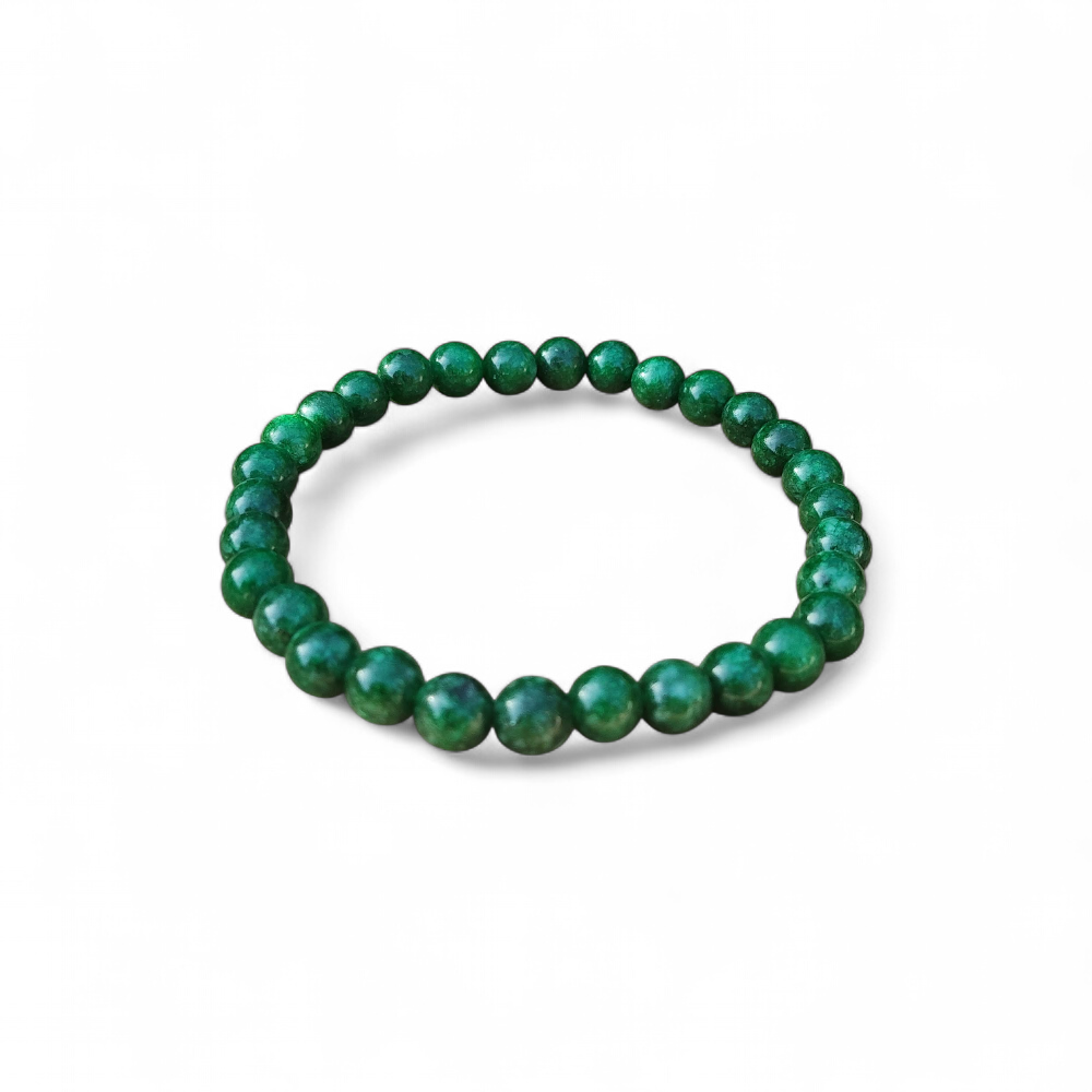 Bracelet jade africain 6 mm sur fond clair, perles vert intense aux nuances marbrées pour assurance tranquille et stabilité du ressenti
