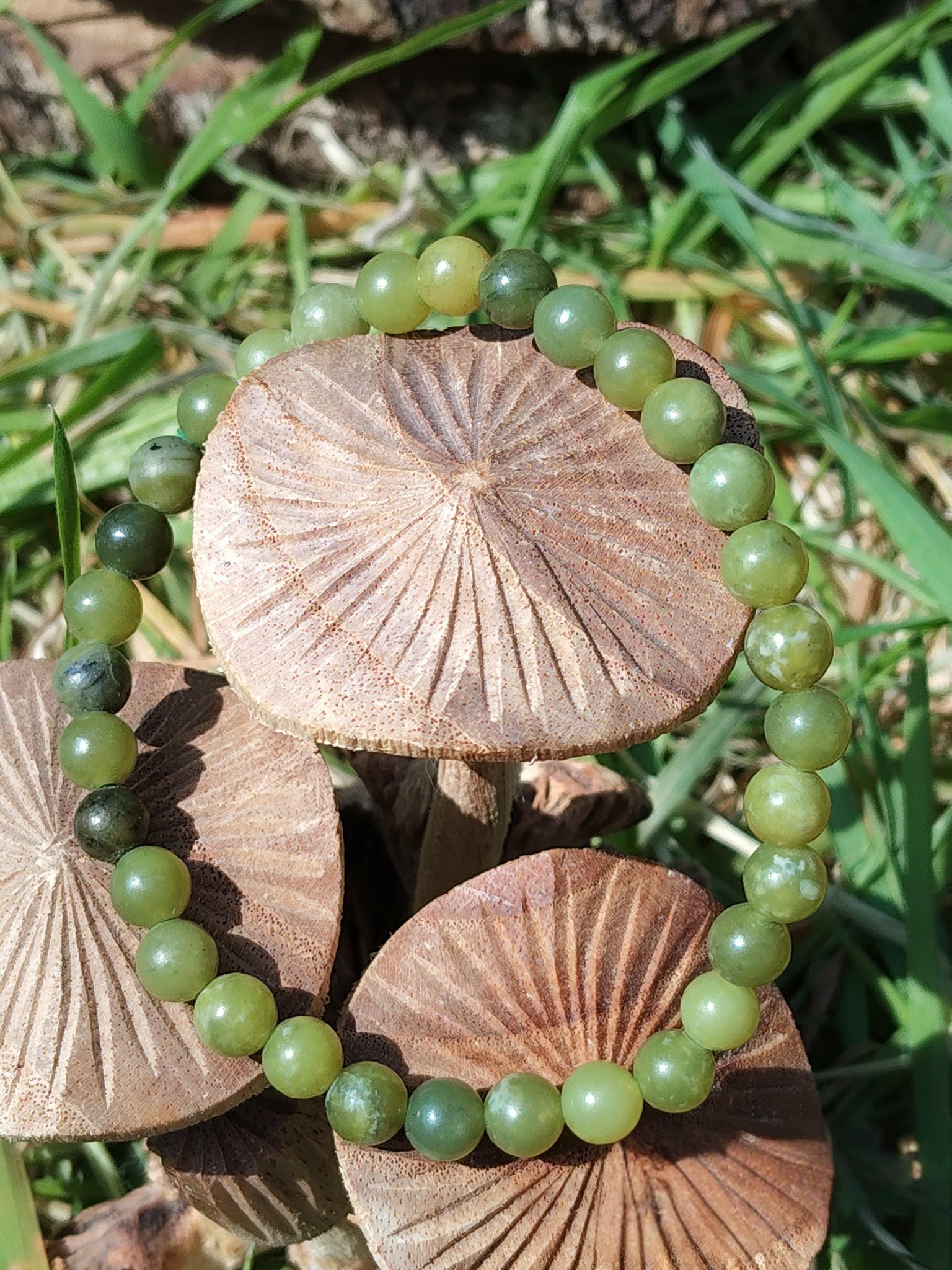 BBracelet jade du Canada 6 mm en cercle sur coquilles avec herbes et feuilles, perles vert olive et vert mousse pour réconfort affectif et confiance tranquille