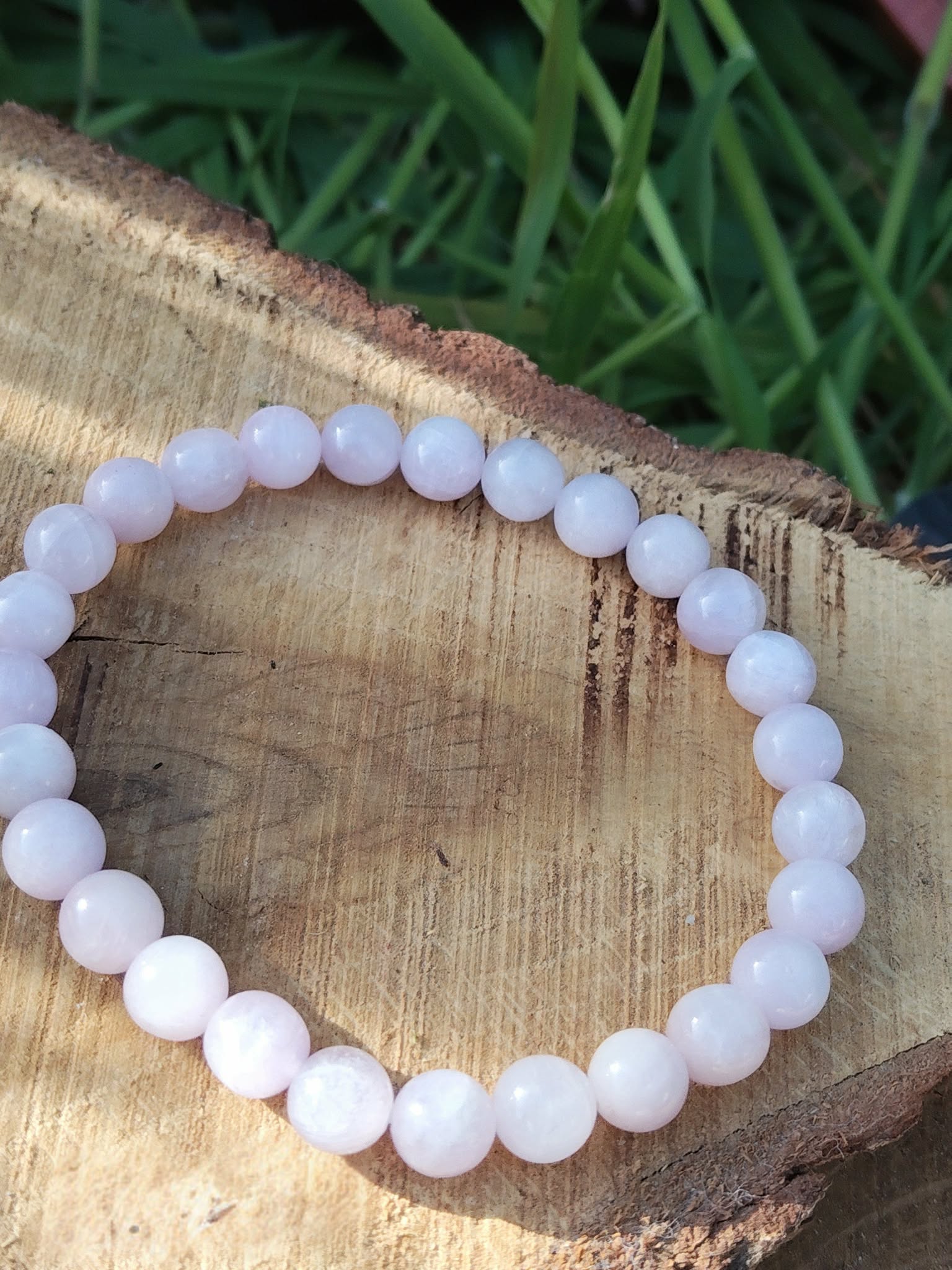 Bracelet kunzite 6 mm sur bois avec feuillage, perles rose dragée et lilas pâle pour détente nerveuse, souplesse du cœur et émotion plus légère