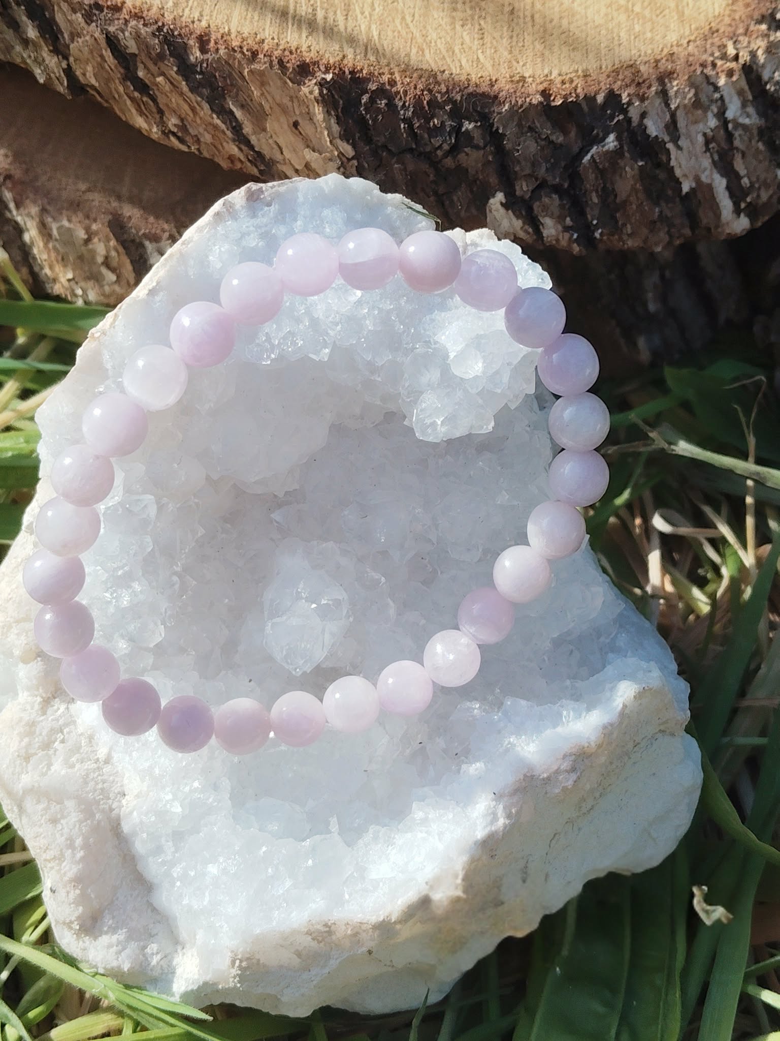 Bracelet kunzite 6 mm sur rondin de bois, perles rose poudré, lilas clair et transparences soyeuses, apaisement émotionnel, calme et relâchement