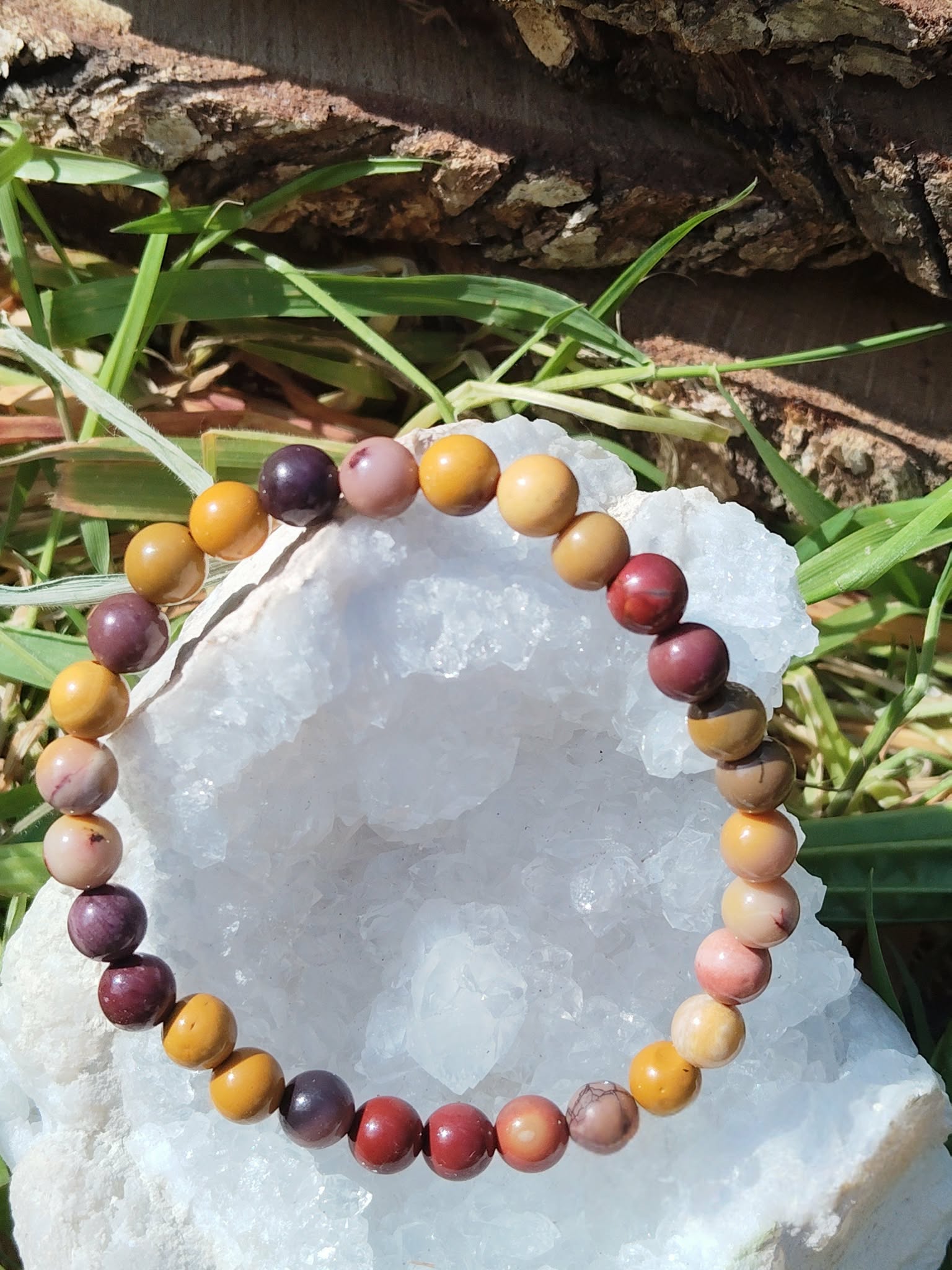 Bracelet mookaïte 6 mm sur amas de quartz avec branches et feuillage, perles ocre, miel et bordeaux pour clarté instinctive, vitalité et stabilité profonde