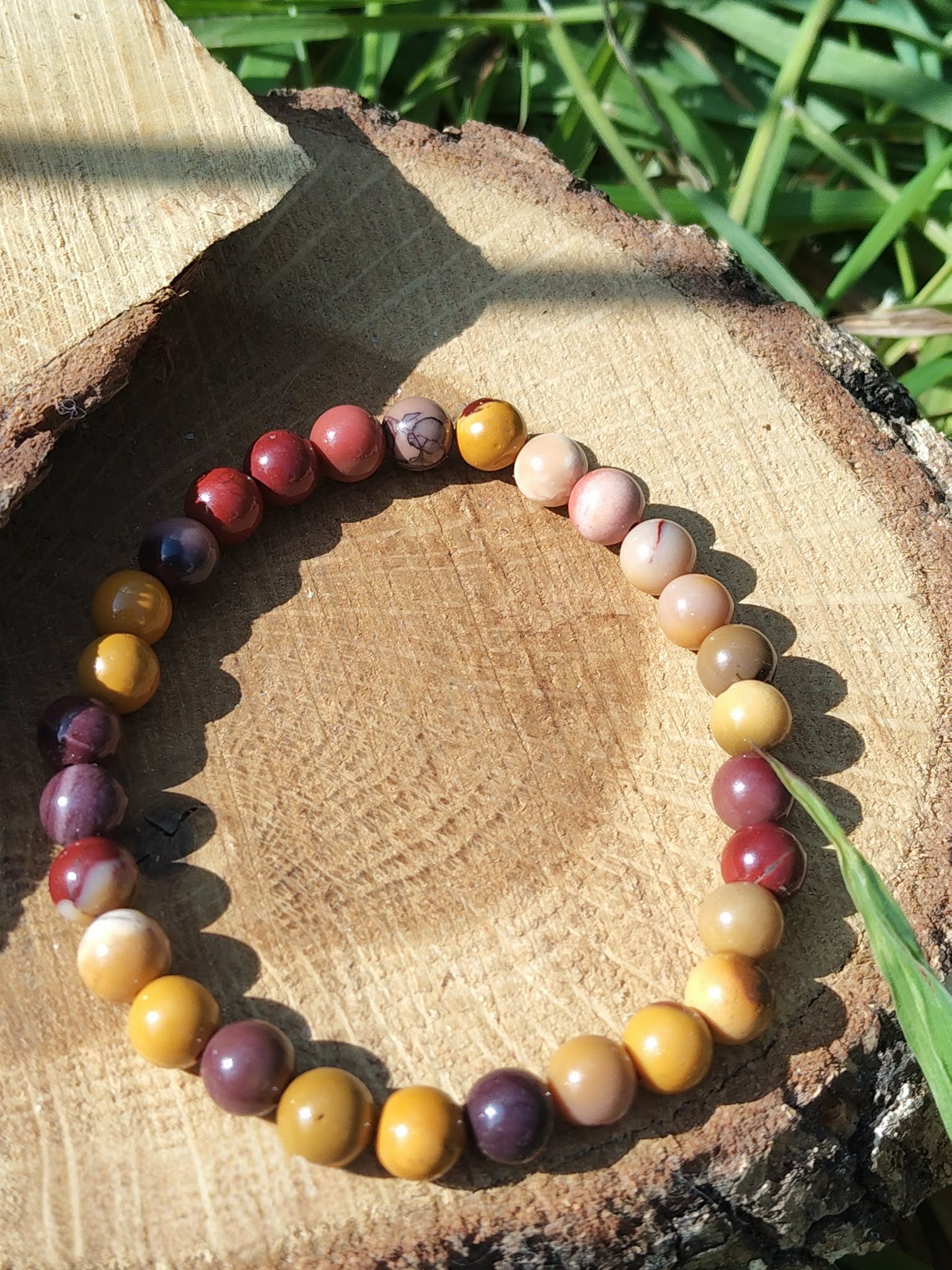 Bracelet mookaïte 6 mm sur rondelle de bois et planche brute avec feuillage vert, perles ocre et prune pour ancrage, motivation durable et discernement