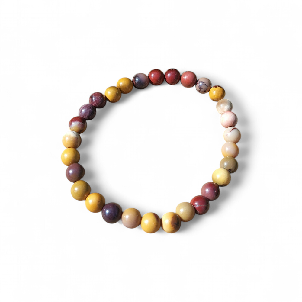 Bracelet mookaïte 6 mm sur fond blanc, perles jaune ocre, beige, bordeaux et prune pour présence à soi, souplesse émotionnelle et calme intérieur