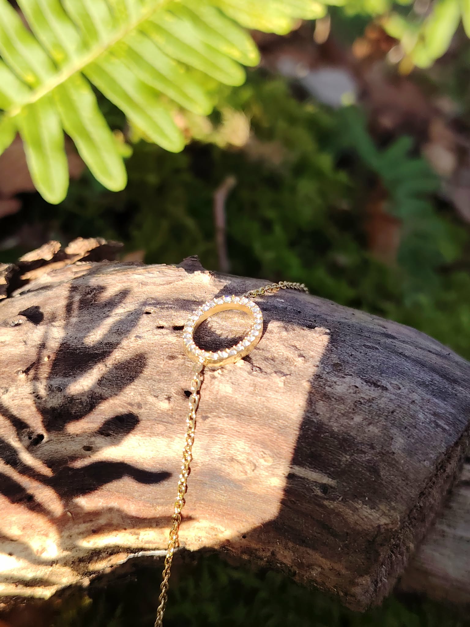 Bracelet chaîne ovale pavé de strass en acier inoxydable doré suspendu sur souche de bois, décor végétal, bijou fin et lumineux