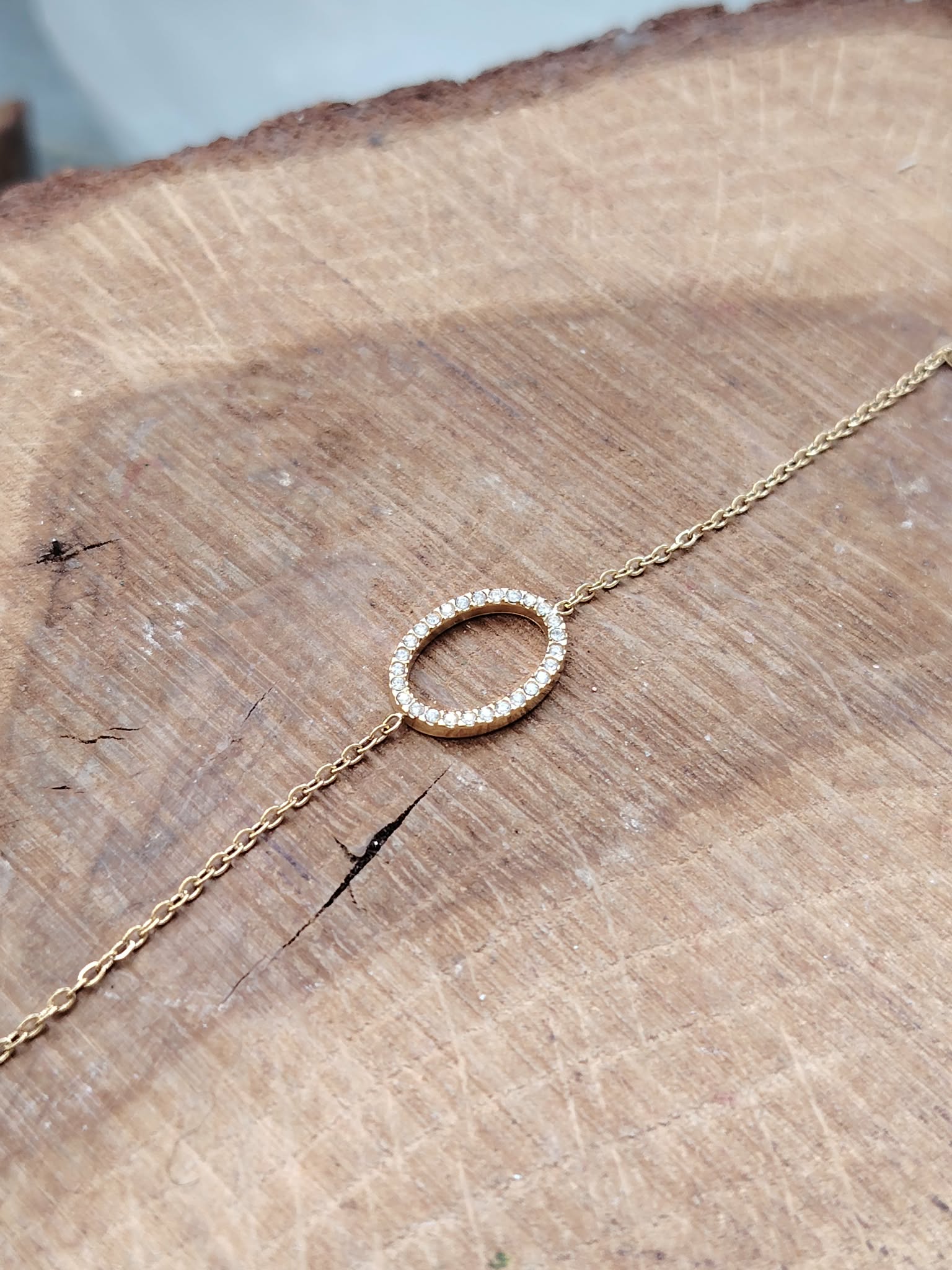 Bracelet doré en acier inoxydable sur bois anneau ovale pavé de strass centré, bijou femme fin et lumineux
