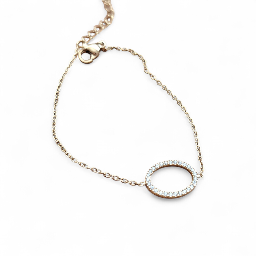 Bracelet chaîne ovale pavé de strass acier inoxydable doré sur fond blanc, chaîne fine et fermoir visibles, bijou femme élégant