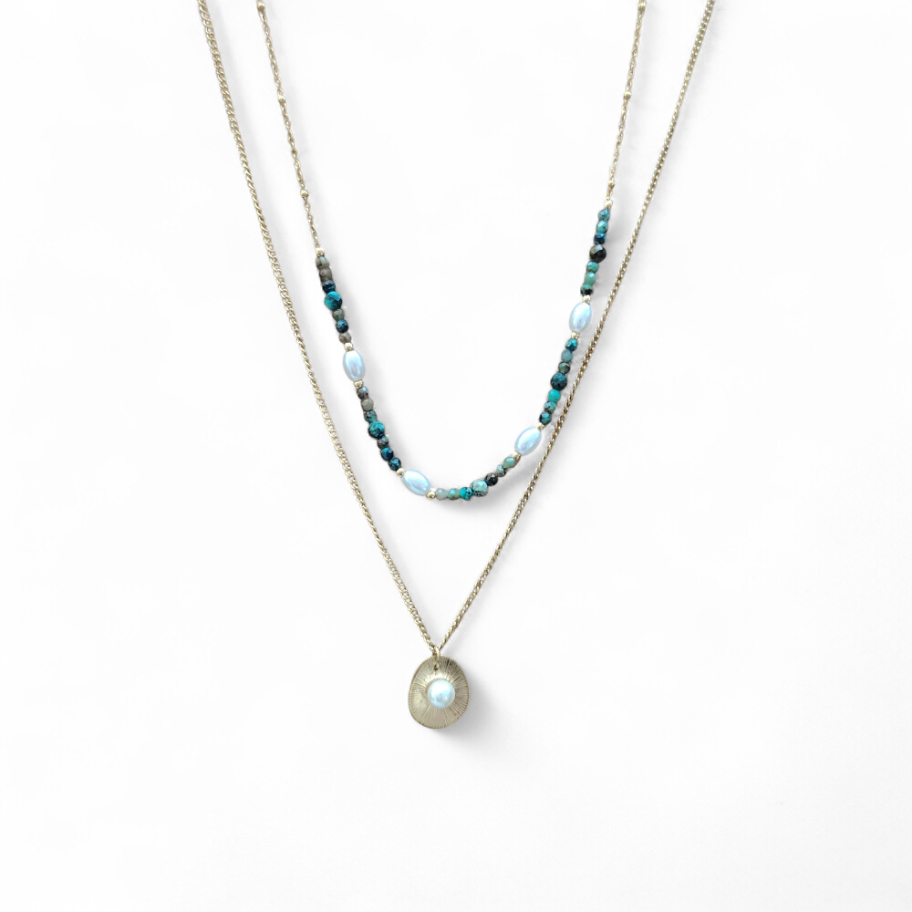 collier double chaîne acier inoxydable doré perles blanche, pierres vertes et médaillon nacré photographié sur fond blanc