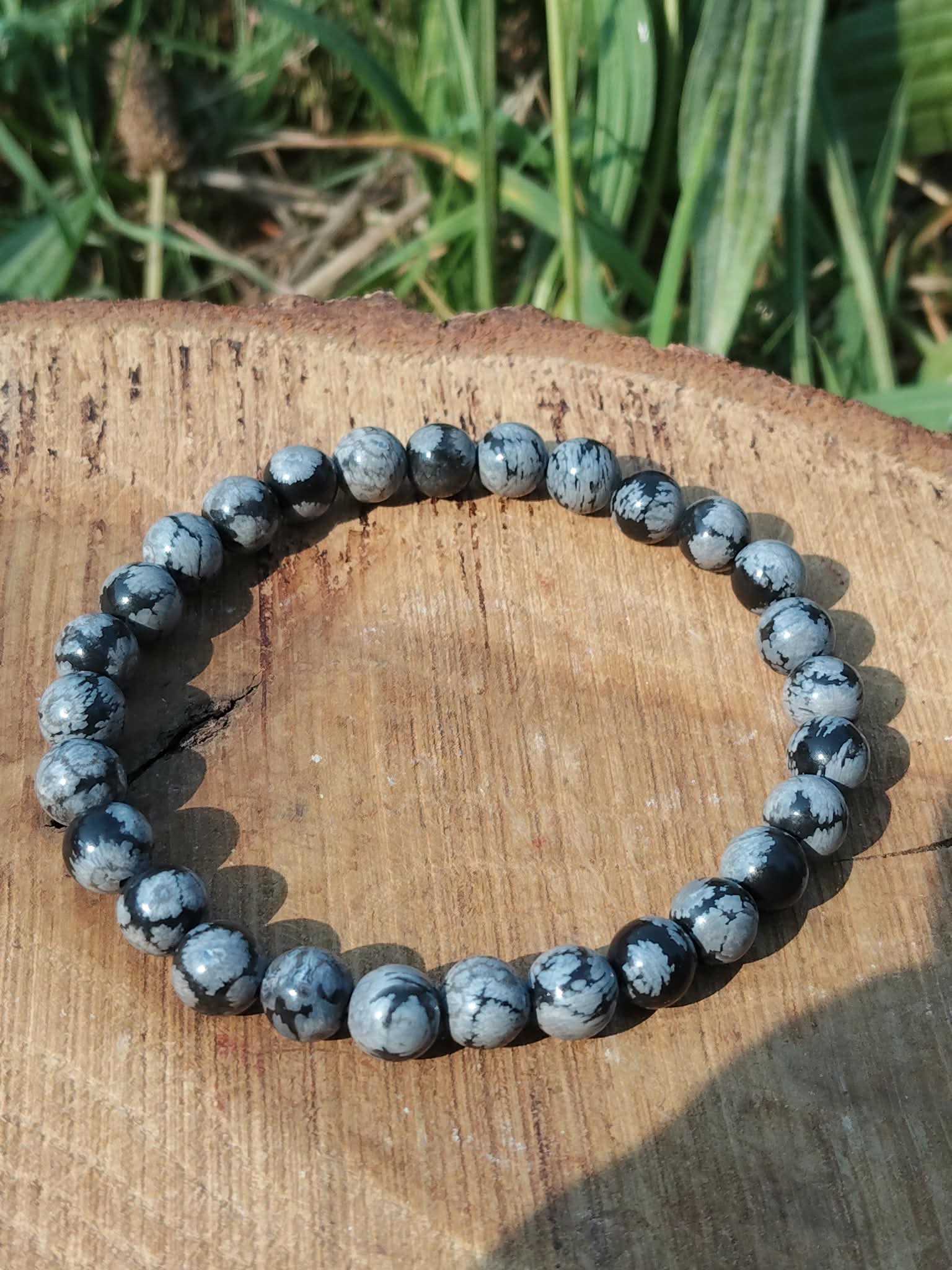 Bracelet obsidienne neige sur fond blanc, perles 6 mm noires et grises pour stabilité intérieure, maîtrise de soi et apaisement mental