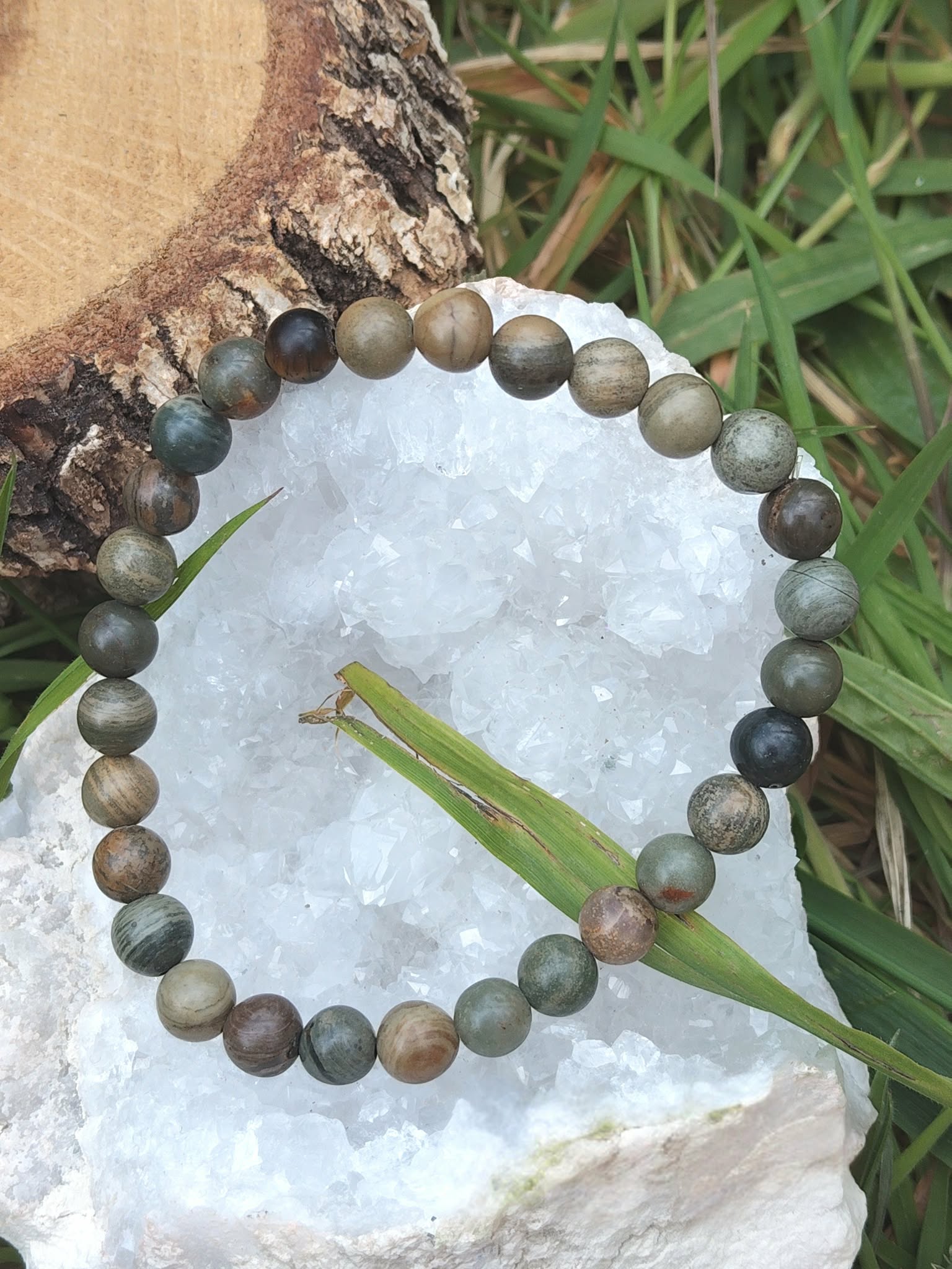 Bracelet jaspe feuilles dargent 6 mm sur amas de quartz avec brin dherbe,,perles vert kaki, beige sable, brun fumé et olive grisé clarté mentale, ancrage doux et assurance
