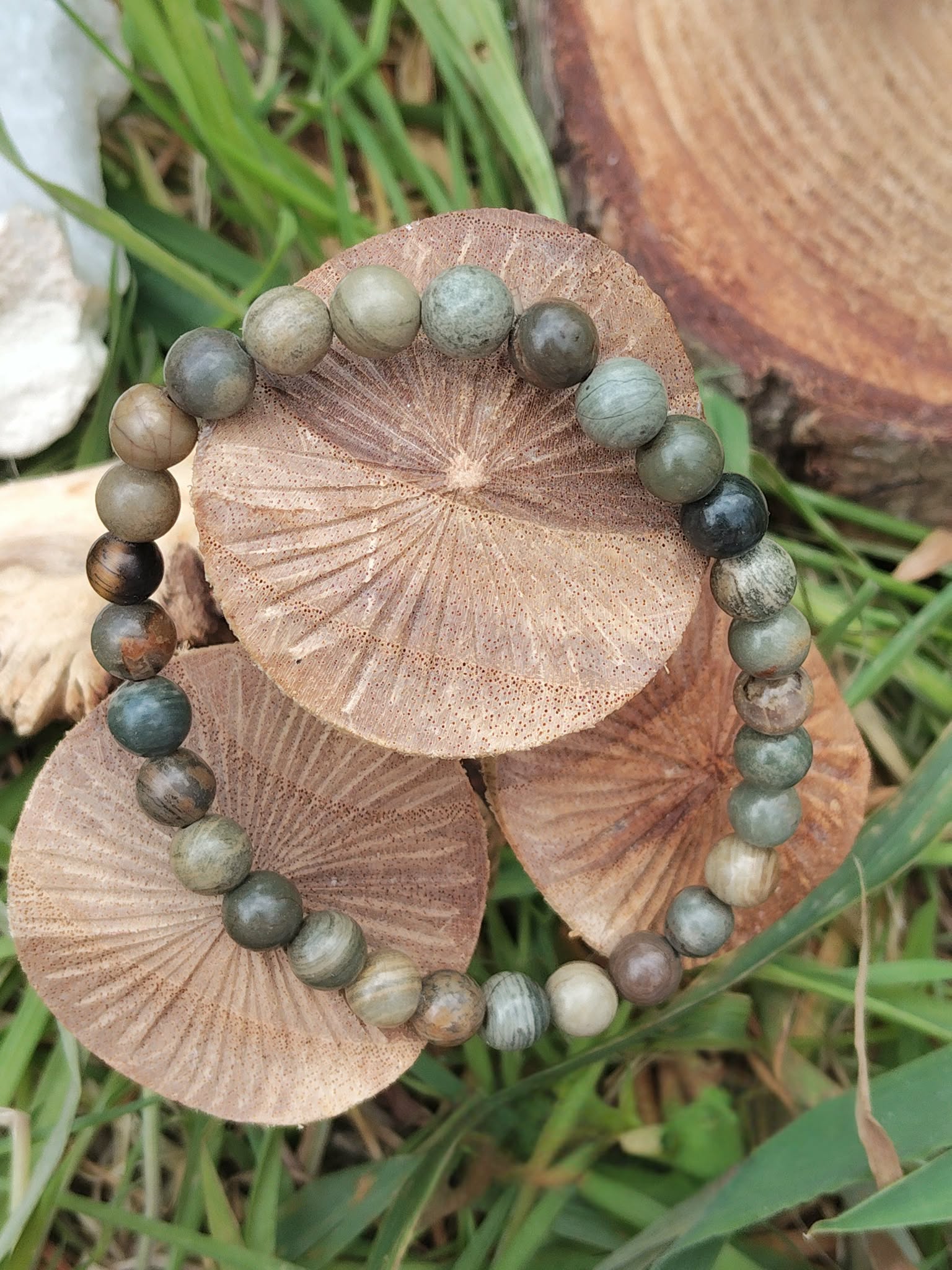 Bracelet jaspe feuilles dargent 6 mm sur rondelles de bois clair avec feuillage,perles vert mousse, brun taupe, beige minéral et perles foncées , apaisement, expression posée et souplesse émotionnelle