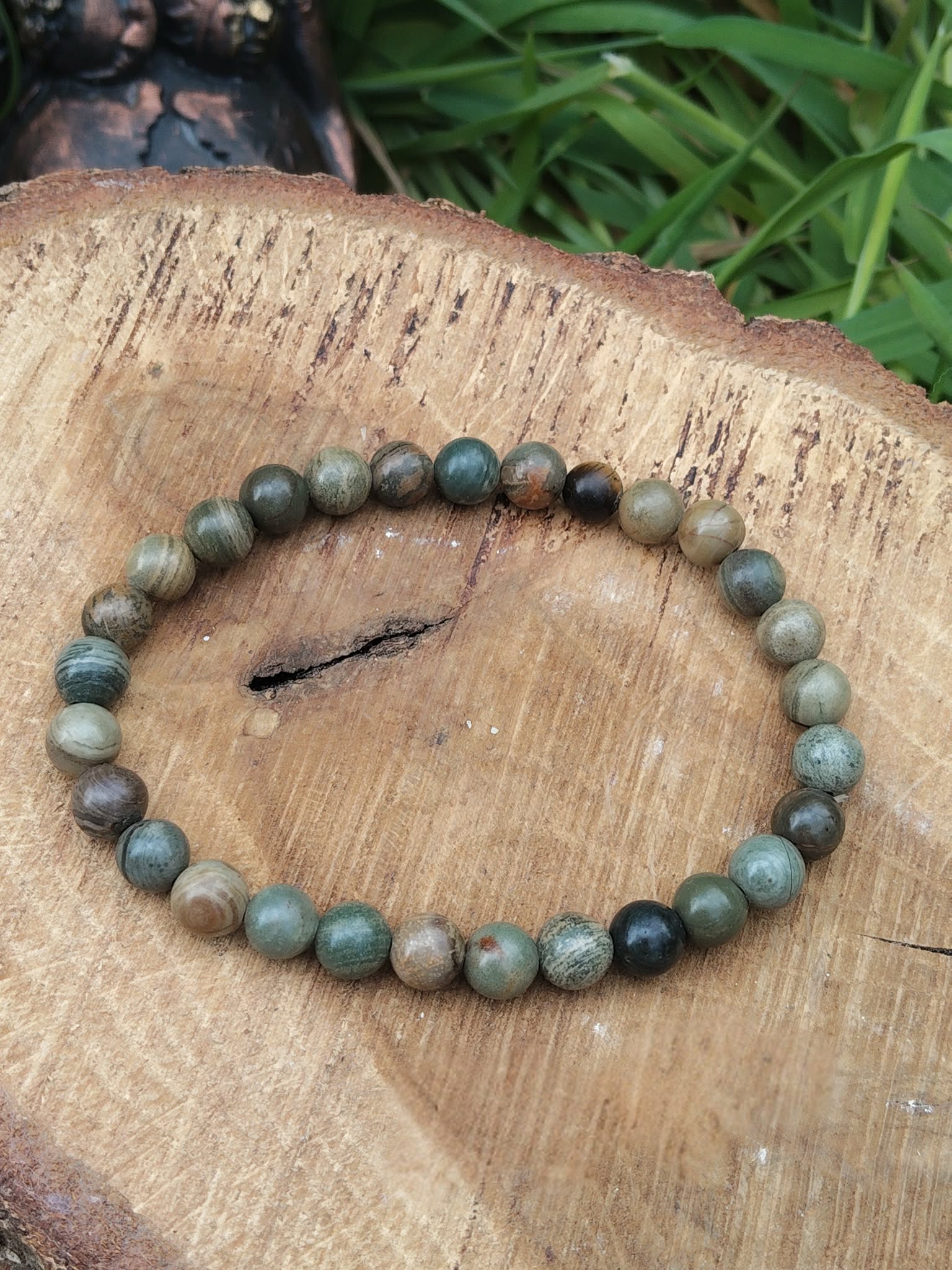 Bracelet jaspe feuilles dargent 6 mm sur tranche de bois avec feuillage,perles vert olive, beige pierre, brun terre et kaki doux  discernement, présence et équilibre intérieur