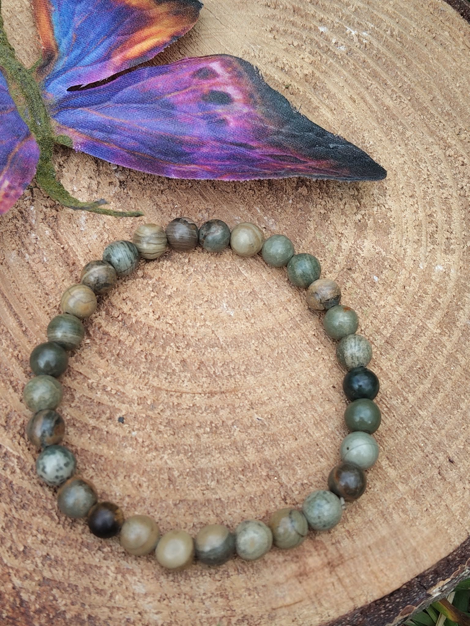 Bracelet jaspe feuilles dargent 6 mm sur rondin de bois avec feuille irisée, perles kaki, vert sauge, beige sable et brun fumé,, enracinement, maîtrise émotionnelle et confiance tranquille