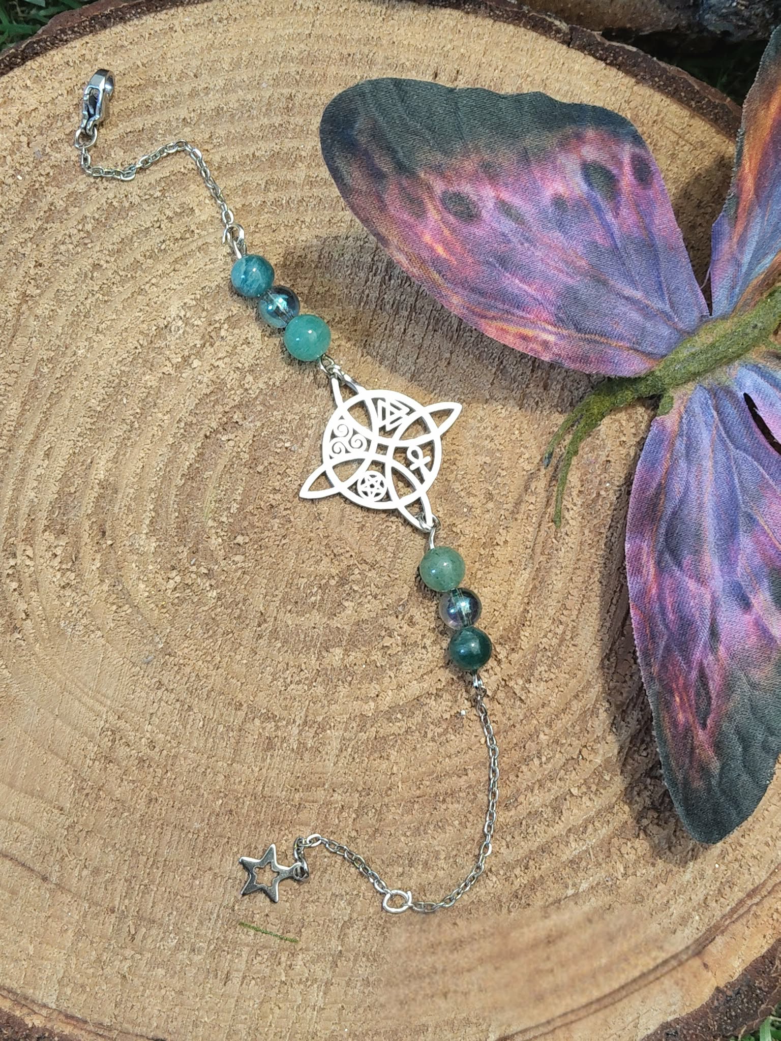 Bracelet symbole antique, amazonite bleu-vert, Aqua Aura irisé, apatite turquoise, décor rondin de bois, apaisement, communication, clarté, équilibre émotionnel.