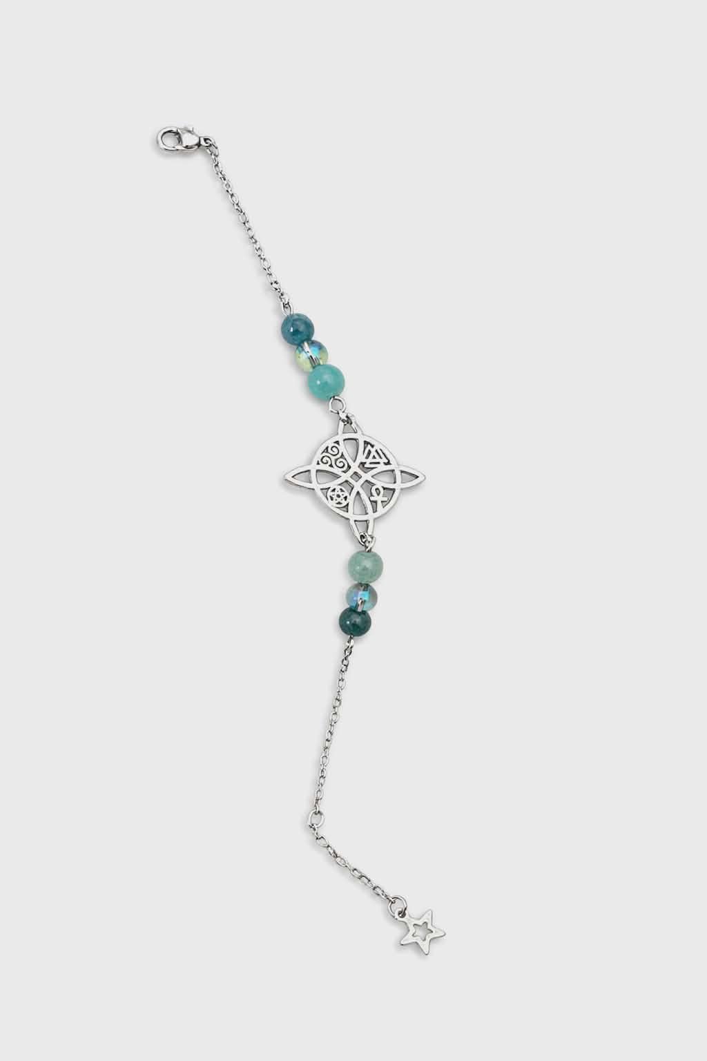 Bracelet chaîne argentée symbole antique, perles amazonite bleu-vert, Aqua Aura irisé et apatite turquoise, détouré sur fond blanc, apaisement, communication, clarté, équilibre émotionnel.