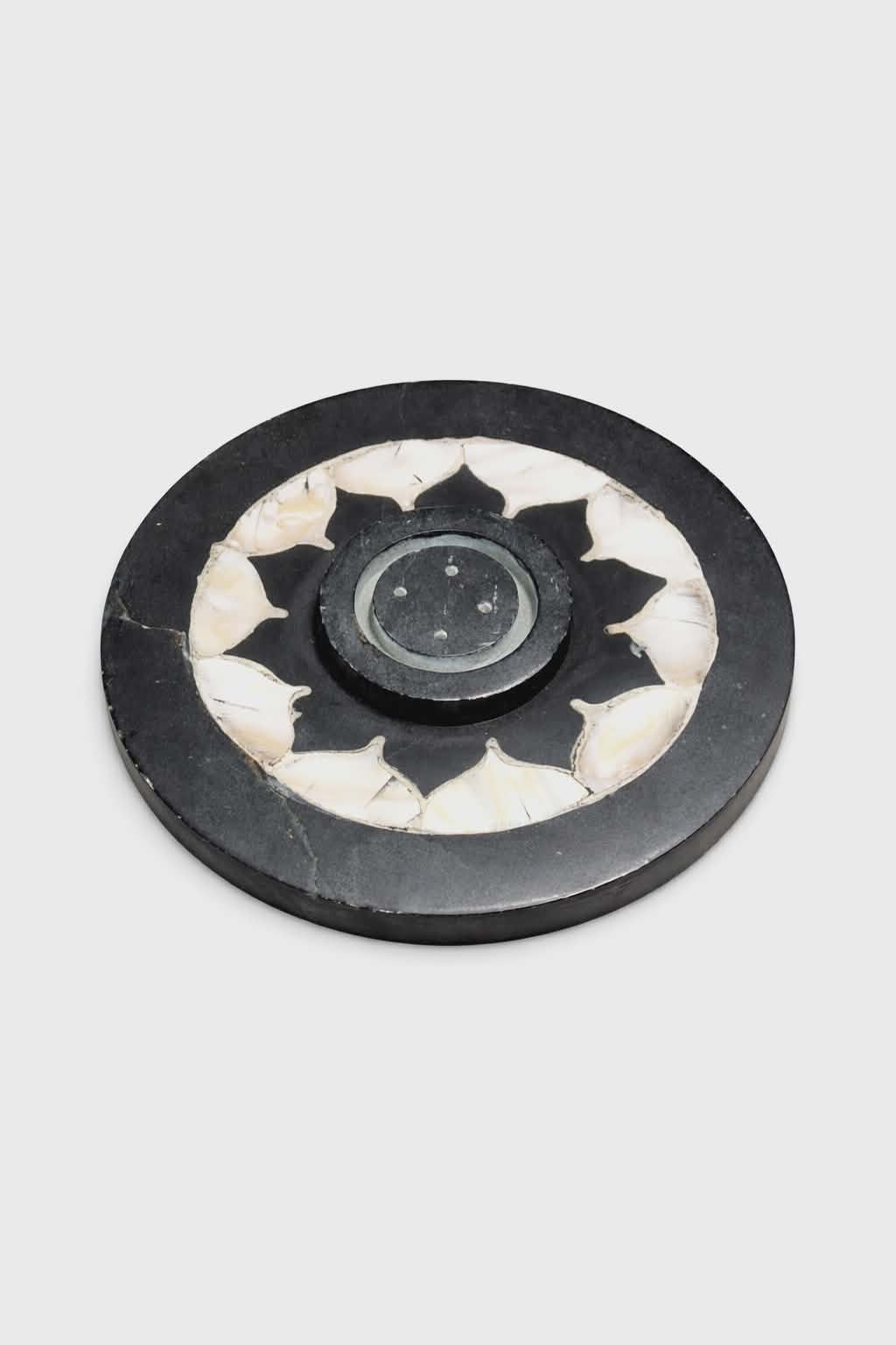 Porte-encens lotus en pierre ollaire noir et nacré, forme ronde avec centre porte-bâton, présenté sur fond blanc, ambiance zen, favorise détente, calme intérieur et recentrage.