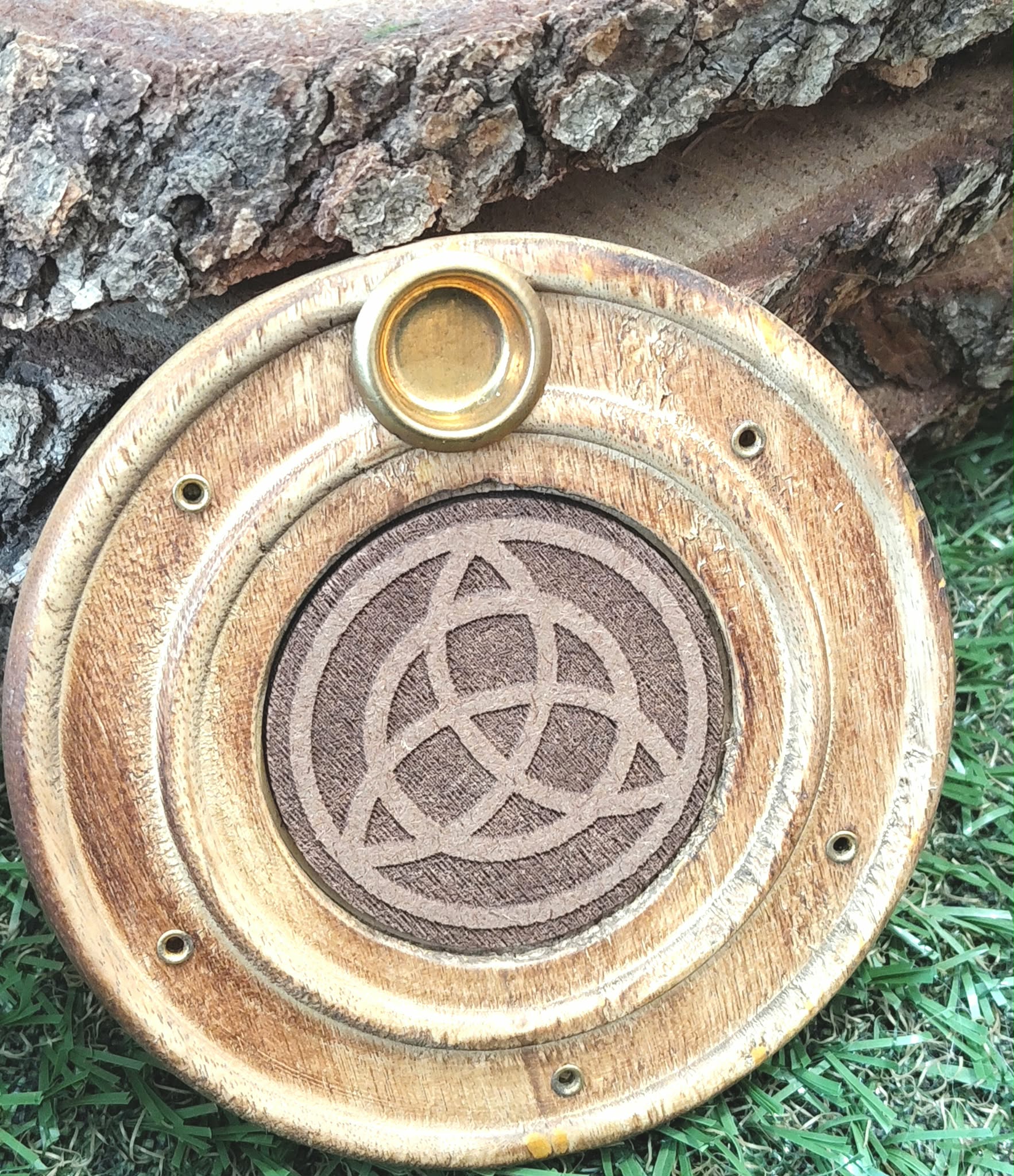 Support à encens en bois rond triquetra, photo naturelle sur bois et feuillage, esprit apaisement, recentrage, sérénité.