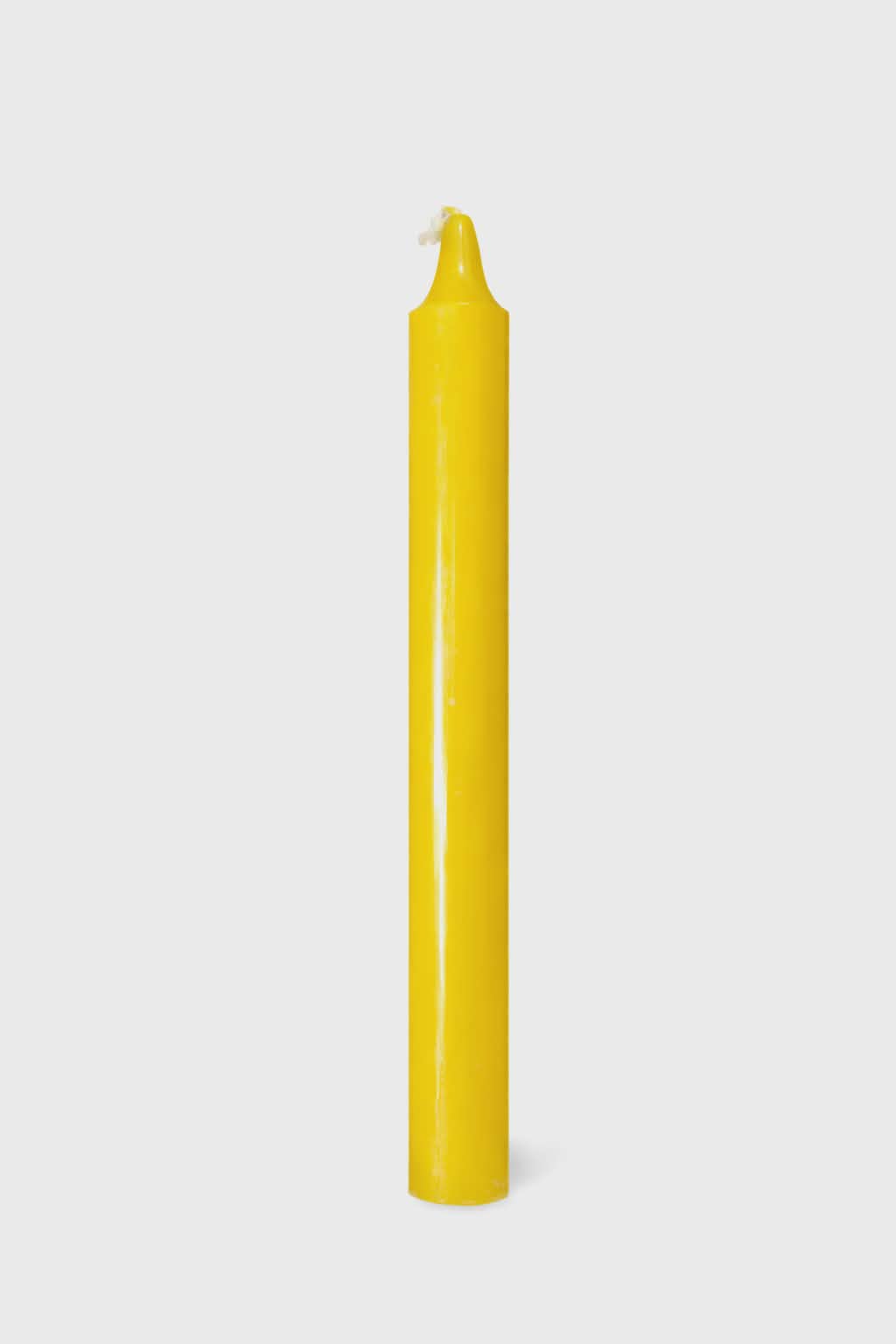 Bougie jaune fine détourée sur fond blanc, mèche visible, style photo produit; clarté, joie, énergie solaire.