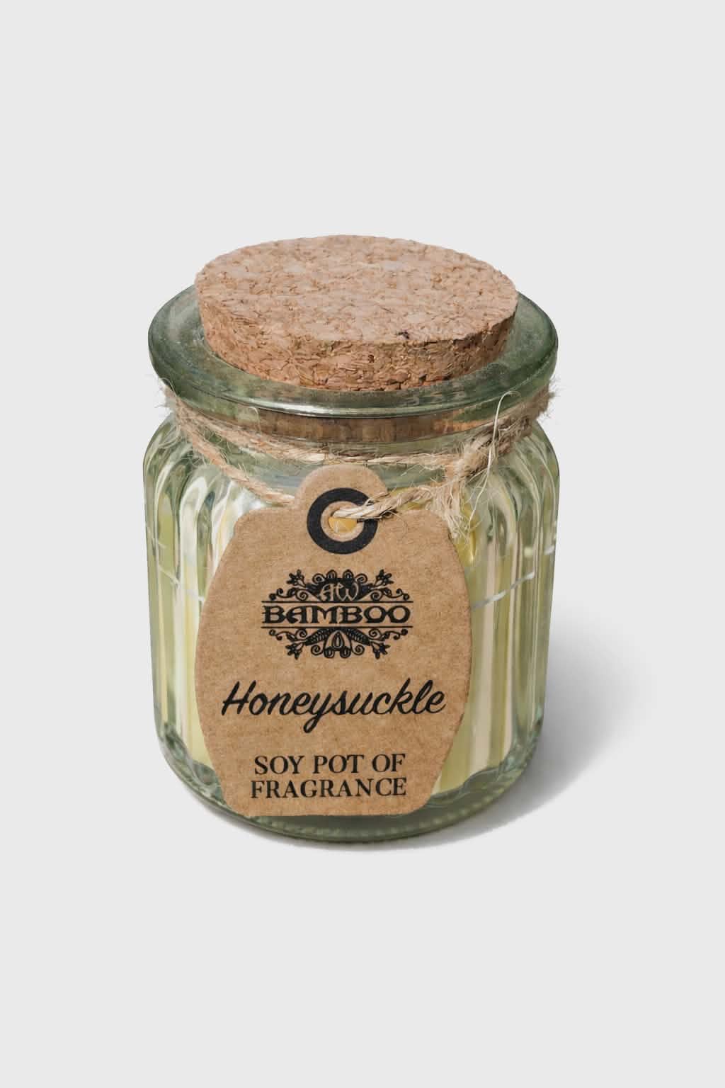 Bougie parfumée chèvrefeuille (Honeysuckle) en cire de soja, pot en verre nervuré avec couvercle liège et étiquette kraft, fond blanc, douceur, apaisement, sérénité, réconfort.