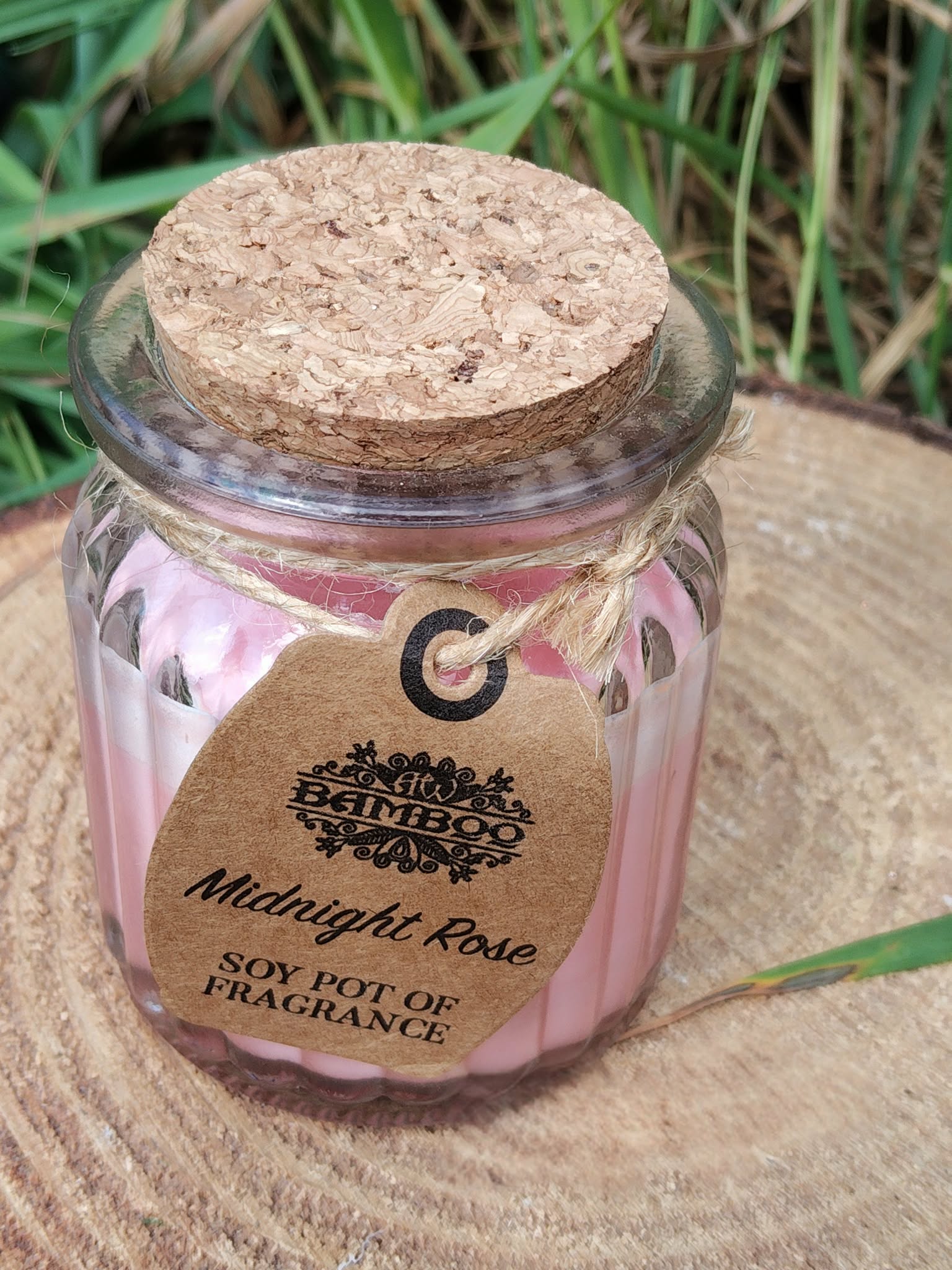 Bougie Rose de Minuit en cire de soja, en pot en verre avec couvercle liège, posée sur bois avec herbes, douceur, apaisement, réconfort, harmonie.