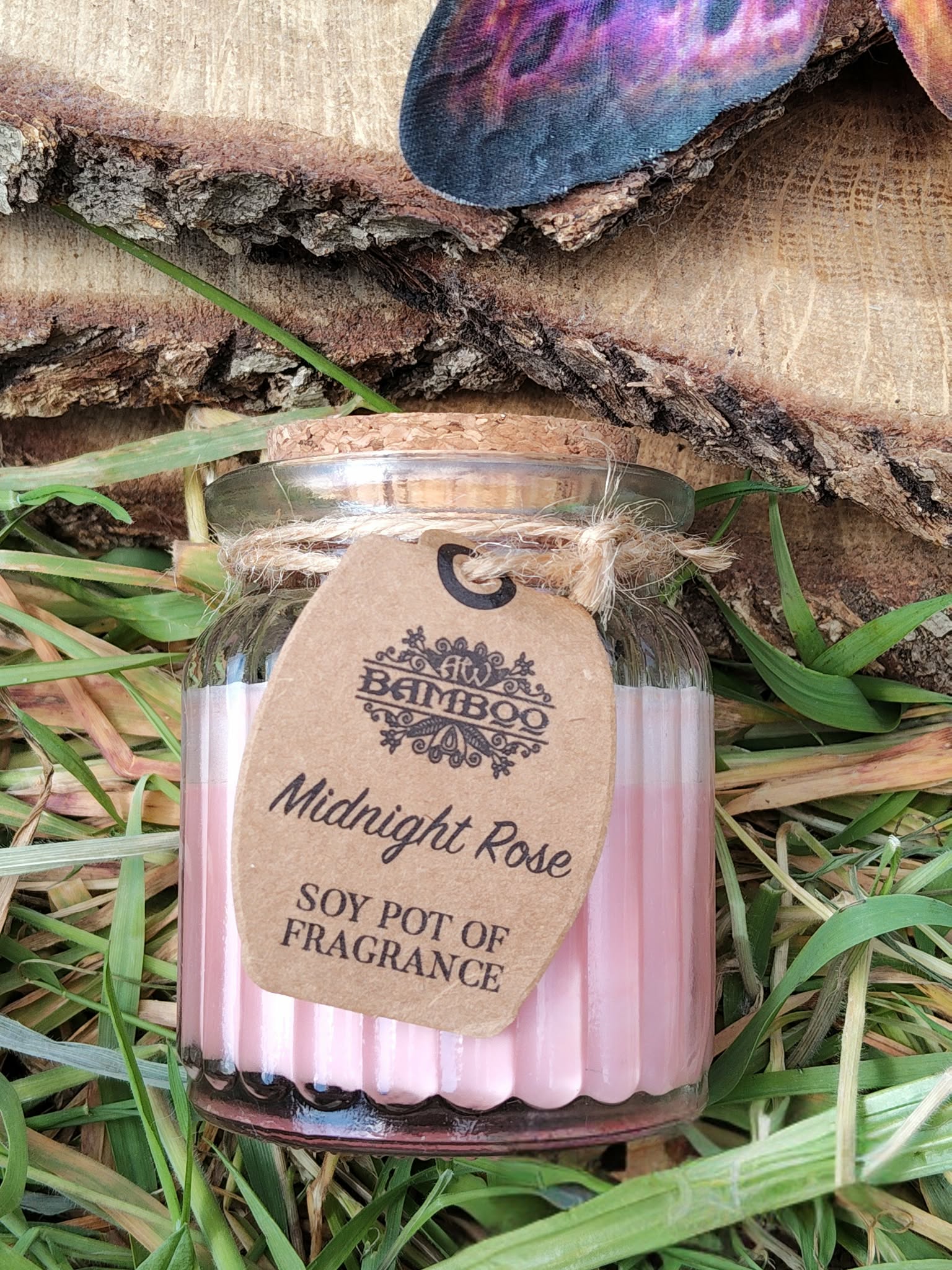Bougie Rose de Minuit en cire de soja, pot en verre couvercle liège, décor herbe et écorce, ambiance enveloppante, tendresse, calme, sérénité