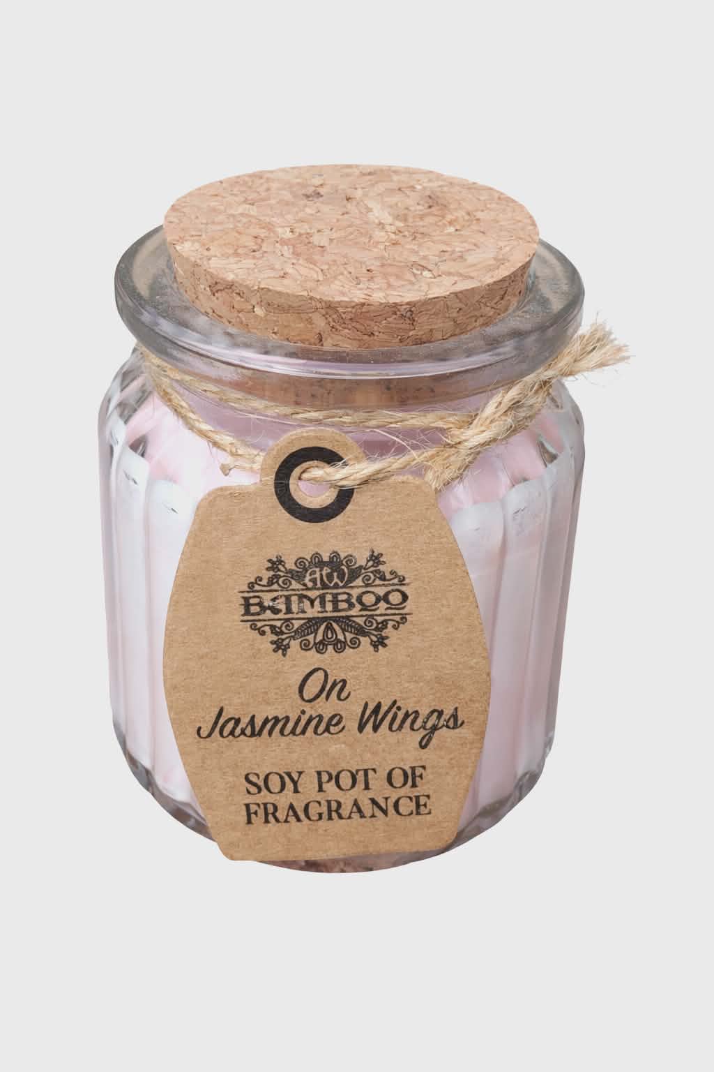 Bougie parfumée jasmin en cire de soja, pot en verre strié avec couvercle en liège et étiquette kraft, fond blanc, ambiance douce et apaisante.