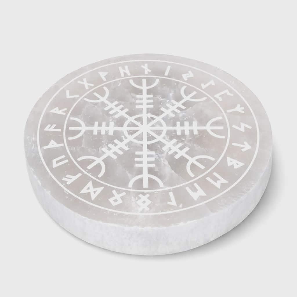 Plateau en sélénite rond gravé Vegvísir et runes, image détourée sur fond blanc, apporte purification, protection et apaisement.