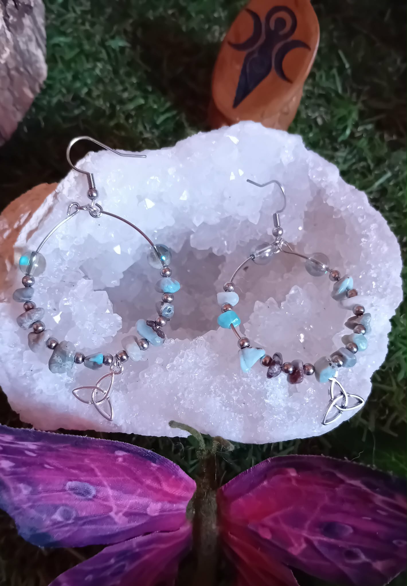 Création Magic Gaïa boucles d’oreilles Larimar chips bleu ciel triquetra sur géode, calme et expression.