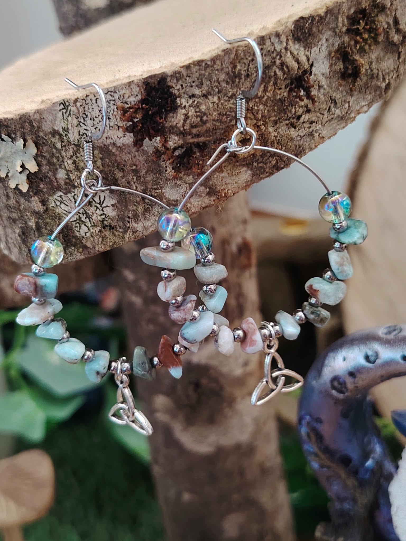 Création Magic Gaïa: boucles d’oreilles Larimar, perles chips bleu ciel, breloque triquetra; calme, expression, harmonie.